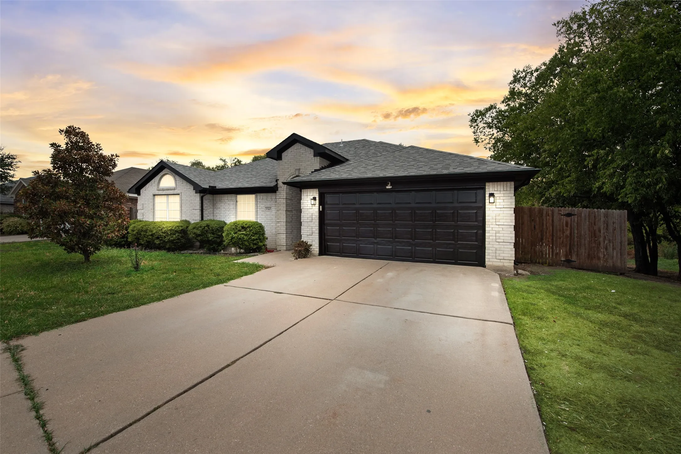 Single Family Residence For Sale in Tarrant County , 5505 Gessner Court, Arlington, Texas 76018, 4 Bedroom, 2 Bathroom, 2 Garage spaces, 1,873 Sqft, built in 2003, mls#21379118, Real Estate Agent in Arlington, Homes For Sale in Tarrant county, Homes For Sale in Arlington, Realtor in Arlington Texas, Real Estate Brokerage Independent Realty Texas, Luminita Cordes Realtor