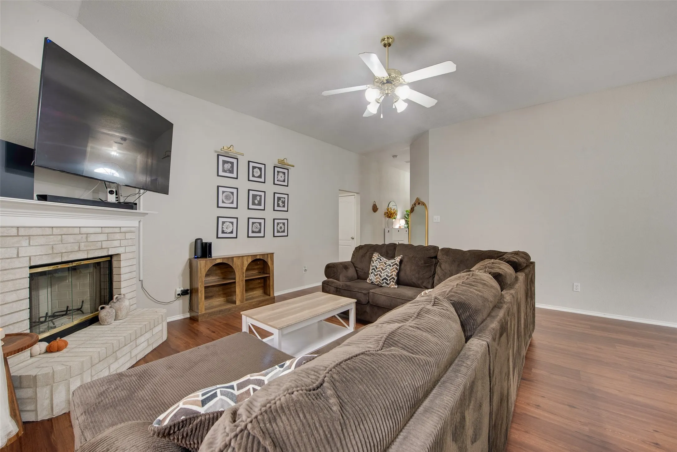 Single Family Residence For Sale in Tarrant County , 5505 Gessner Court, Arlington, Texas 76018, 4 Bedroom, 2 Bathroom, 2 Garage spaces, 1,873 Sqft, built in 2003, mls#21379118, Real Estate Agent in Arlington, Homes For Sale in Tarrant county, Homes For Sale in Arlington, Realtor in Arlington Texas, Real Estate Brokerage Independent Realty Texas, Luminita Cordes Realtor