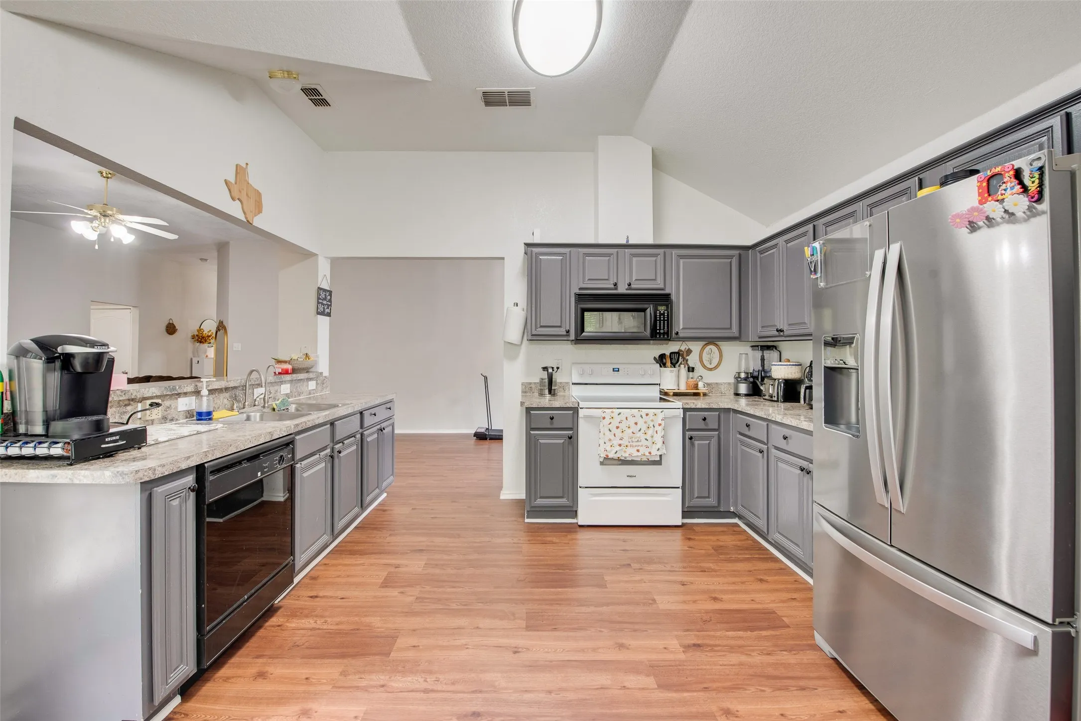 Single Family Residence For Sale in Tarrant County , 5505 Gessner Court, Arlington, Texas 76018, 4 Bedroom, 2 Bathroom, 2 Garage spaces, 1,873 Sqft, built in 2003, mls#21379118, Real Estate Agent in Arlington, Homes For Sale in Tarrant county, Homes For Sale in Arlington, Realtor in Arlington Texas, Real Estate Brokerage Independent Realty Texas, Luminita Cordes Realtor