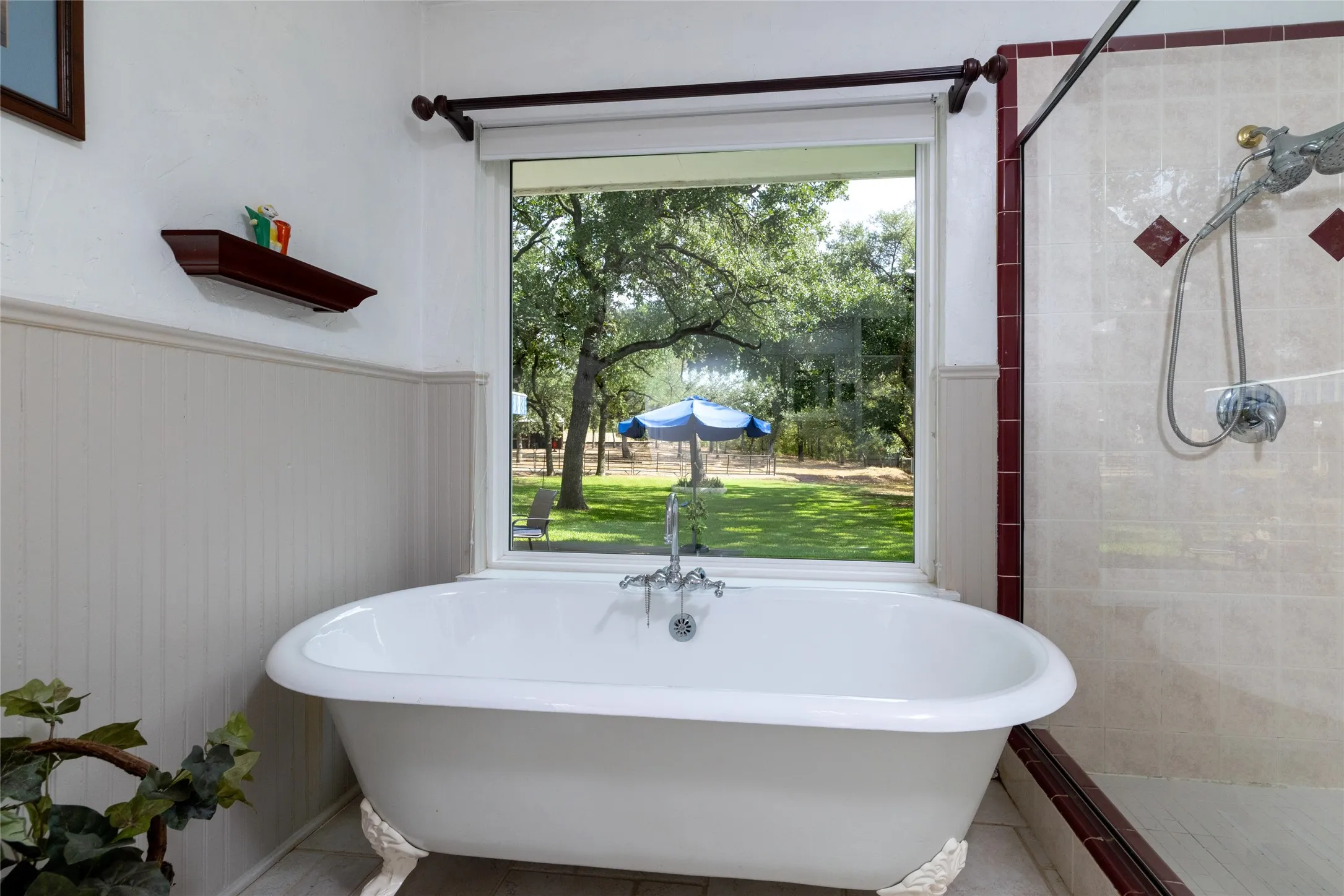 A clawfoot tub by the window? Yes, please.