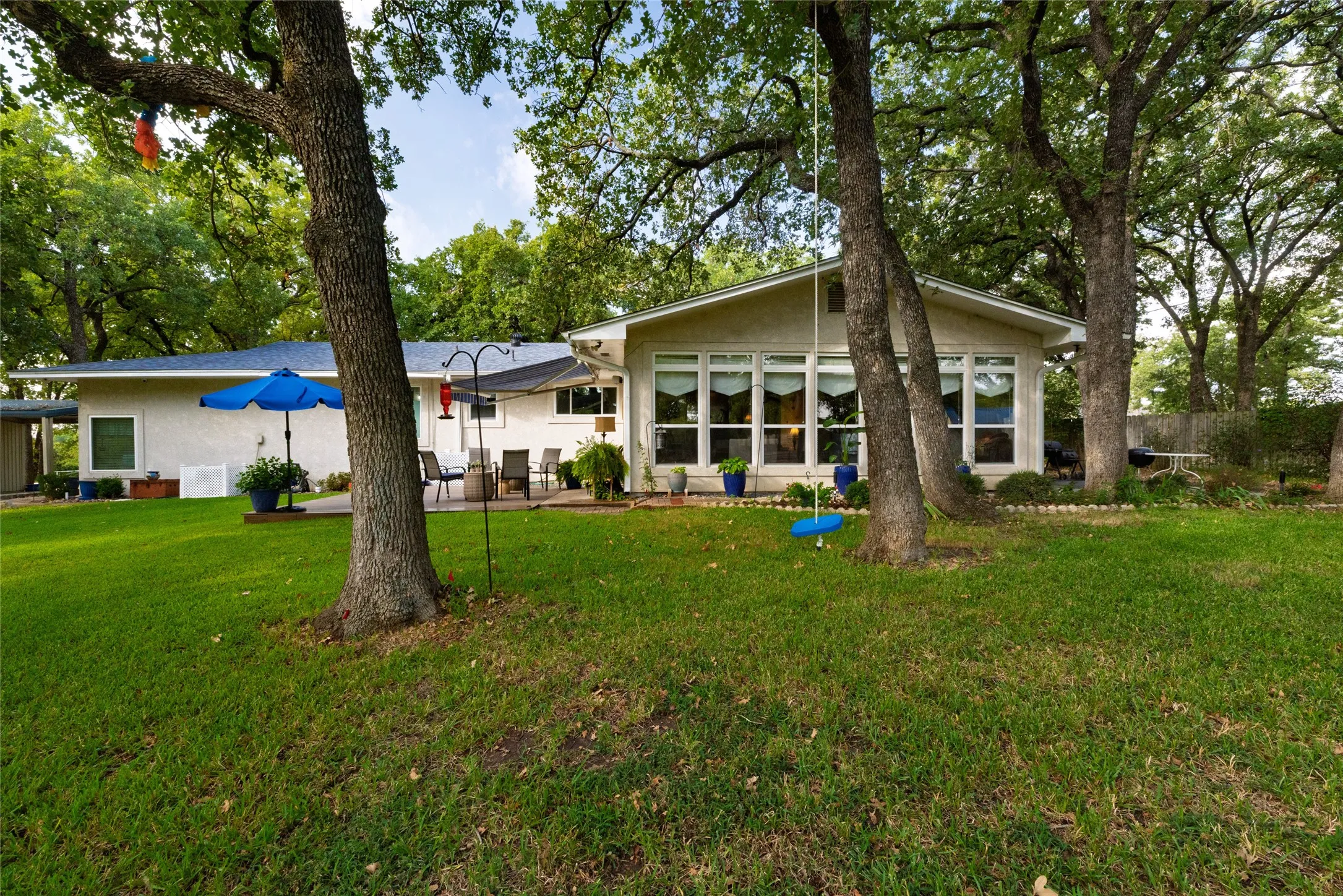 More of that gorgeous shade. This yard was made for lazy afternoons.
