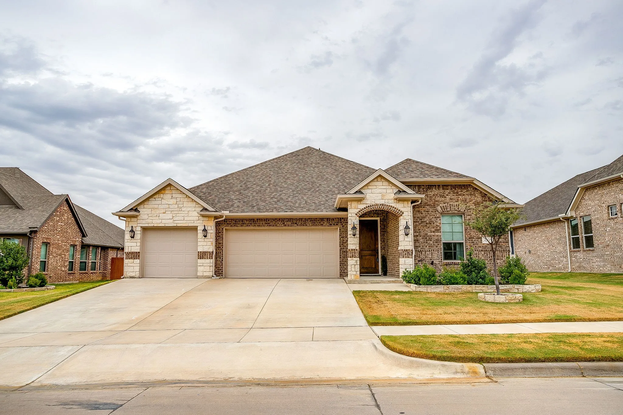 Single Family Residence For Sale in Johnson County , 3005 Nob Hill Drive, Burleson, Texas 76028, 4 Bedroom, 3 Bathroom, 3 Garage spaces, 2,861 Sqft, built in 2021, mls#21378498, Real Estate Agent in Burleson, Homes For Sale in Johnson county, Homes For Sale in Burleson, Realtor in Burleson Texas, Real Estate Brokerage Independent Realty Texas, Luminita Cordes Realtor