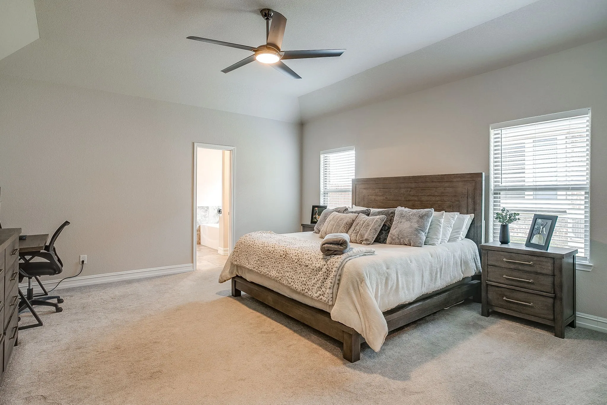 Recessed ceiling with a central fan light fixture
