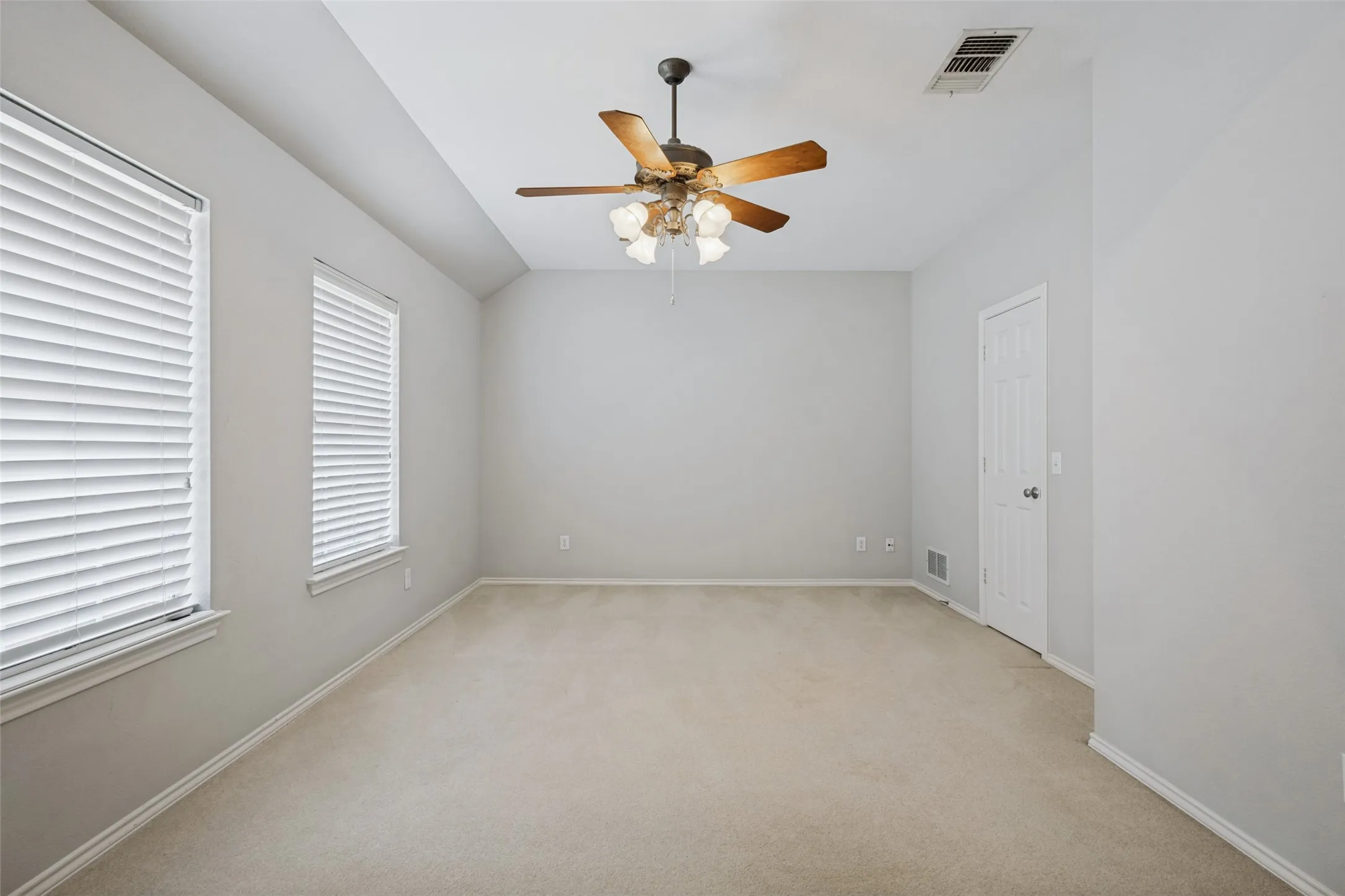 Single Family Residence For Sale in Collin County , 7320 Chadwick Drive, Mc Kinney, Texas 75072, 3 Bedroom, 2 Bathroom, 2 Garage spaces, 2,259 Sqft, built in 2001, mls#21379152, Real Estate Agent in Mc Kinney, Homes For Sale in Collin county, Homes For Sale in Mc Kinney, Realtor in Mc Kinney Texas, Real Estate Brokerage Independent Realty Texas, Luminita Cordes Realtor