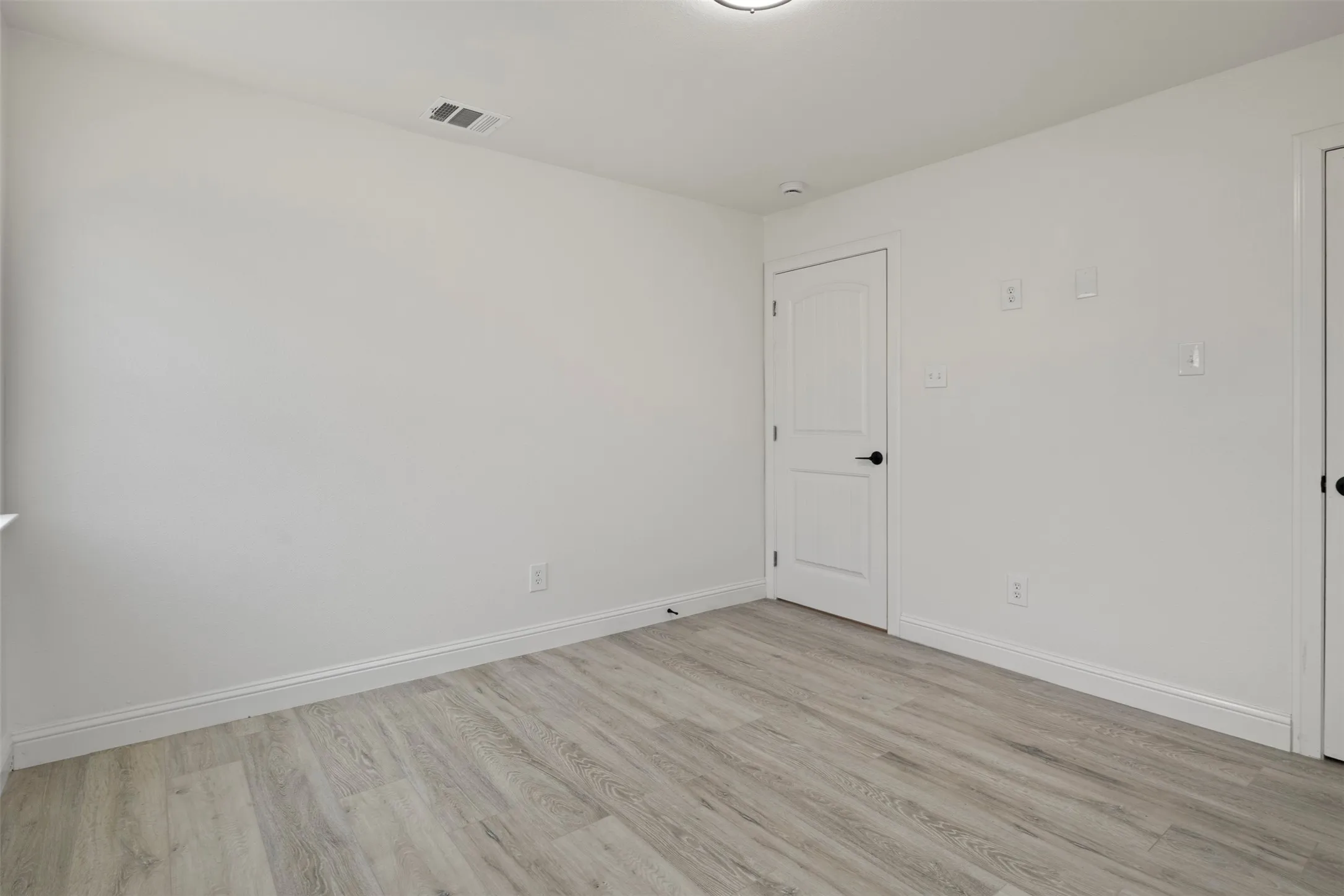 Single Family Residence For Sale in Dallas County , 2406 Jennings Avenue, Dallas, Texas 75216, 3 Bedroom, 2 Bathroom, Garage spaces, 1,184 Sqft, built in 1951, mls#21379175, Real Estate Agent in Dallas, Homes For Sale in Dallas county, Homes For Sale in Dallas, Realtor in Dallas Texas, Real Estate Brokerage Independent Realty Texas, Luminita Cordes Realtor