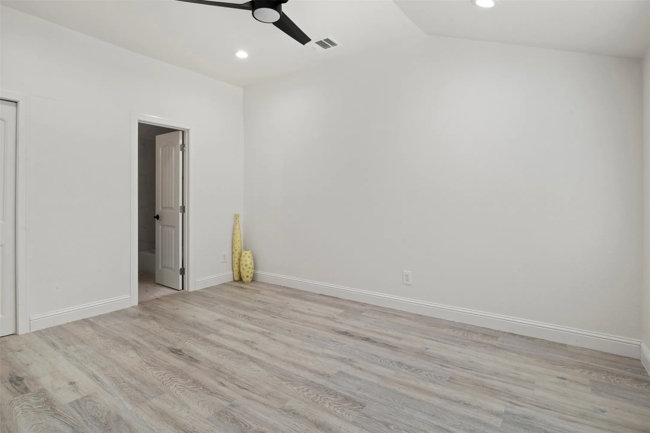 Single Family Residence For Sale in Dallas County , 2406 Jennings Avenue, Dallas, Texas 75216, 3 Bedroom, 2 Bathroom, Garage spaces, 1,184 Sqft, built in 1951, mls#21379175, Real Estate Agent in Dallas, Homes For Sale in Dallas county, Homes For Sale in Dallas, Realtor in Dallas Texas, Real Estate Brokerage Independent Realty Texas, Luminita Cordes Realtor