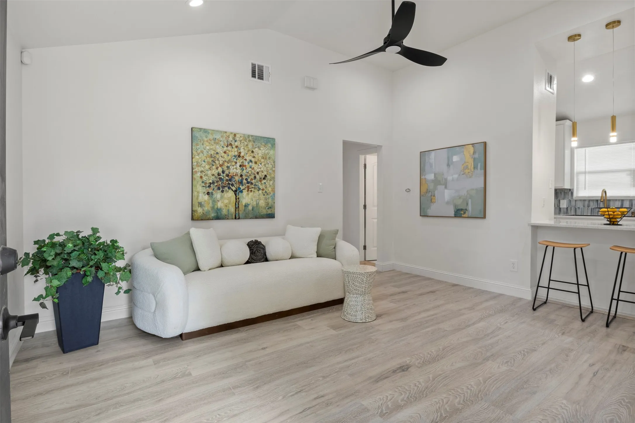 Single Family Residence For Sale in Dallas County , 2406 Jennings Avenue, Dallas, Texas 75216, 3 Bedroom, 2 Bathroom, Garage spaces, 1,184 Sqft, built in 1951, mls#21379175, Real Estate Agent in Dallas, Homes For Sale in Dallas county, Homes For Sale in Dallas, Realtor in Dallas Texas, Real Estate Brokerage Independent Realty Texas, Luminita Cordes Realtor