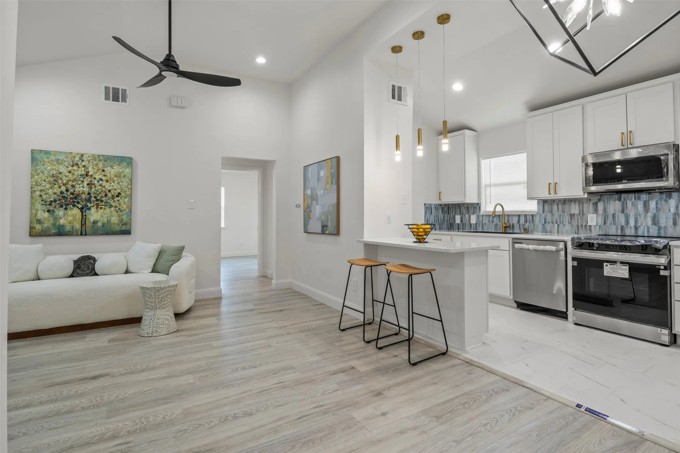 Single Family Residence For Sale in Dallas County , 2406 Jennings Avenue, Dallas, Texas 75216, 3 Bedroom, 2 Bathroom, Garage spaces, 1,184 Sqft, built in 1951, mls#21379175, Real Estate Agent in Dallas, Homes For Sale in Dallas county, Homes For Sale in Dallas, Realtor in Dallas Texas, Real Estate Brokerage Independent Realty Texas, Luminita Cordes Realtor