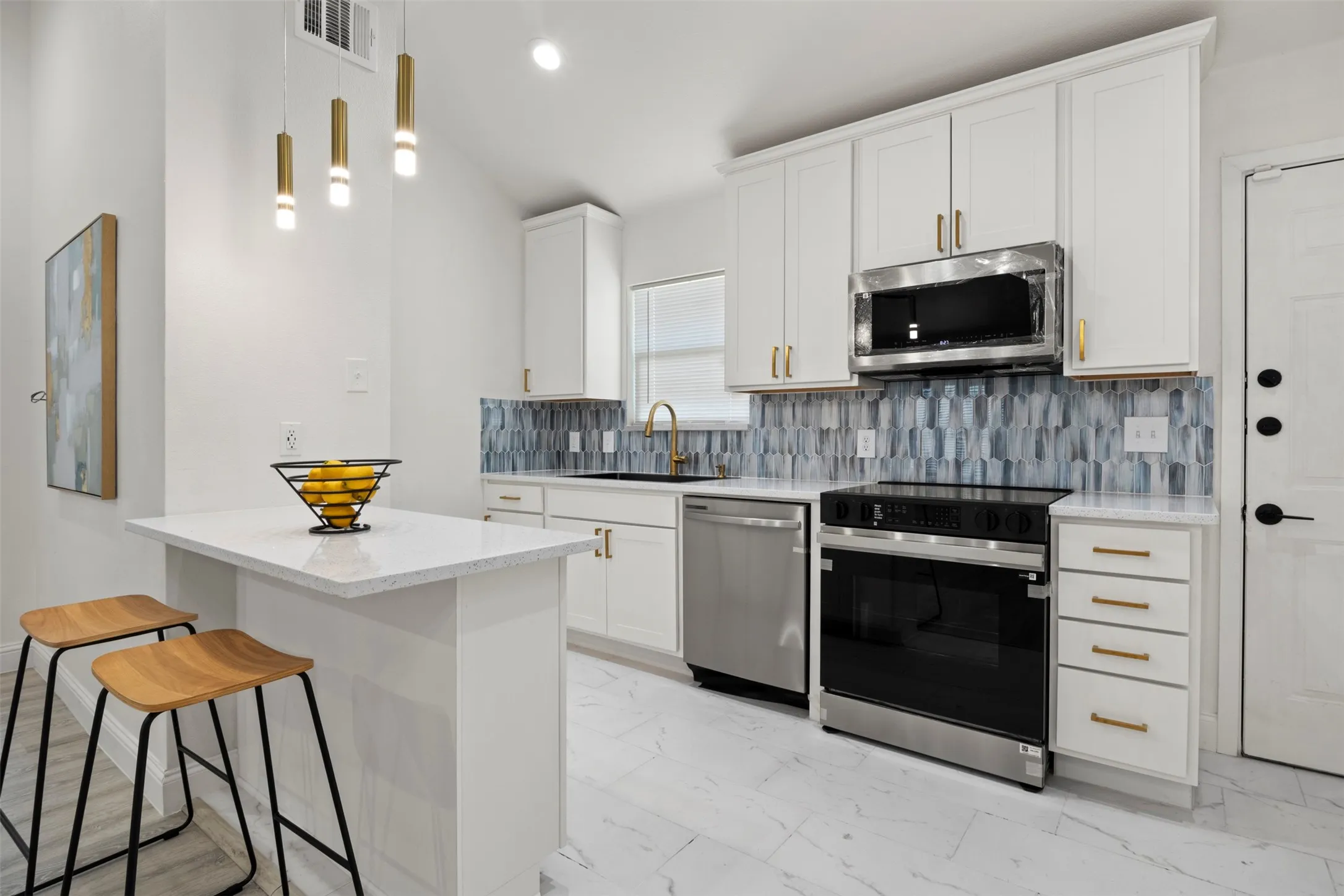 Single Family Residence For Sale in Dallas County , 2406 Jennings Avenue, Dallas, Texas 75216, 3 Bedroom, 2 Bathroom, Garage spaces, 1,184 Sqft, built in 1951, mls#21379175, Real Estate Agent in Dallas, Homes For Sale in Dallas county, Homes For Sale in Dallas, Realtor in Dallas Texas, Real Estate Brokerage Independent Realty Texas, Luminita Cordes Realtor