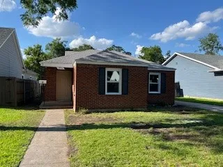 Single Family Residence For Rent in Tarrant County , 2704 W Bewick Street, Fort Worth, Texas 76109, 2 Bedroom, 1 Bathroom, Garage spaces, 1,032 Sqft, built in 1947, mls#21376662, Real Estate Agent in Fort Worth, Homes For Rent in Tarrant county, Homes For Rent in Fort Worth, Realtor in Fort Worth Texas, Real Estate Brokerage Independent Realty Texas, Luminita Cordes Realtor