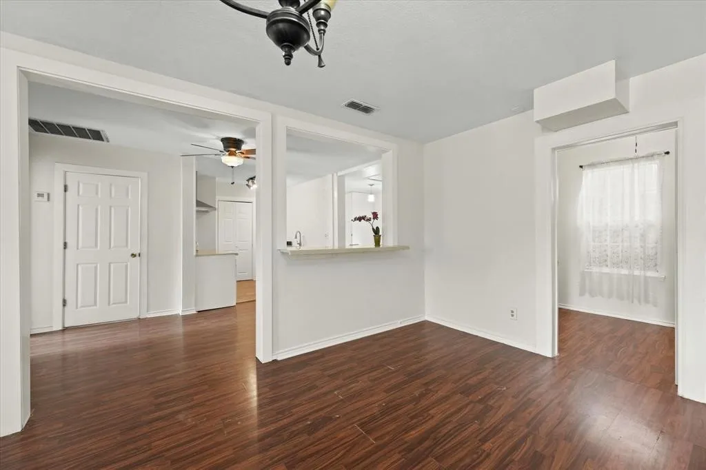 Single Family Residence For Rent in Dallas County , 709 S Munger Boulevard, Dallas, Texas 75223, 4 Bedroom, 1 Bathroom, Garage spaces, 1,610 Sqft, built in 1928, mls#21379198, Real Estate Agent in Dallas, Homes For Rent in Dallas county, Homes For Rent in Dallas, Realtor in Dallas Texas, Real Estate Brokerage Independent Realty Texas, Luminita Cordes Realtor