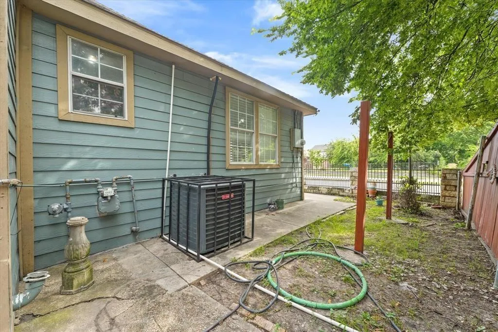 Single Family Residence For Rent in Dallas County , 709 S Munger Boulevard, Dallas, Texas 75223, 4 Bedroom, 1 Bathroom, Garage spaces, 1,610 Sqft, built in 1928, mls#21379198, Real Estate Agent in Dallas, Homes For Rent in Dallas county, Homes For Rent in Dallas, Realtor in Dallas Texas, Real Estate Brokerage Independent Realty Texas, Luminita Cordes Realtor