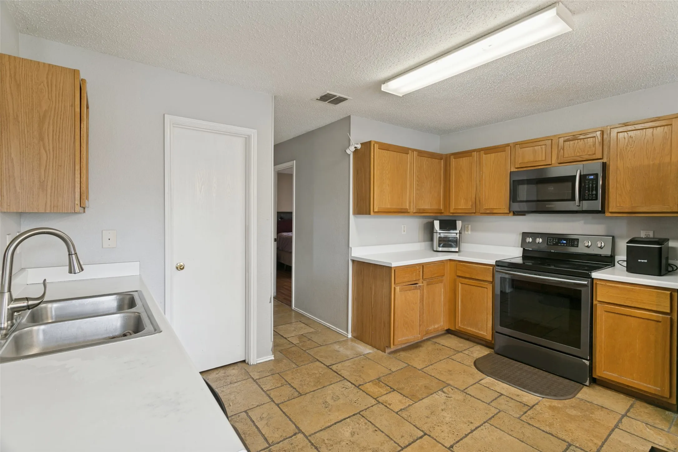 Single Family Residence For Sale in Tarrant County , 3925 Stonewick Court, Fort Worth, Texas 76123, 4 Bedroom, 3 Bathroom, 2 Garage spaces, 2,644 Sqft, built in 1999, mls#21356467, Real Estate Agent in Fort Worth, Homes For Sale in Tarrant county, Homes For Sale in Fort Worth, Realtor in Fort Worth Texas, Real Estate Brokerage Independent Realty Texas, Luminita Cordes Realtor