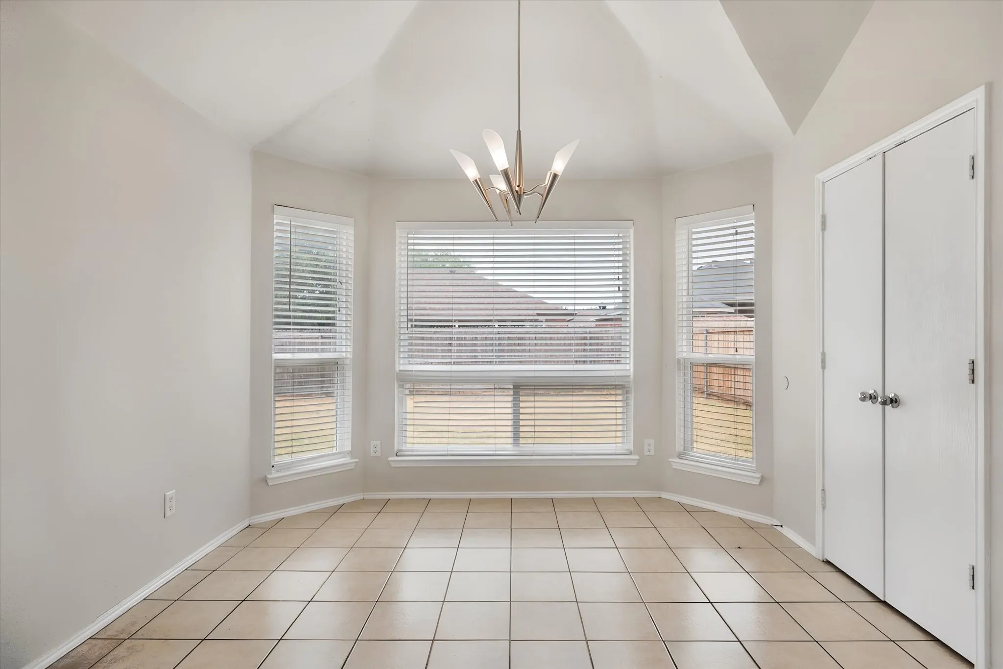Single Family Residence For Sale in Johnson County , 1017 Caleb Street, Burleson, Texas 76028, 3 Bedroom, 2 Bathroom, 2 Garage spaces, 1,959 Sqft, built in 2002, mls#21378273, Real Estate Agent in Burleson, Homes For Sale in Johnson county, Homes For Sale in Burleson, Realtor in Burleson Texas, Real Estate Brokerage Independent Realty Texas, Luminita Cordes Realtor