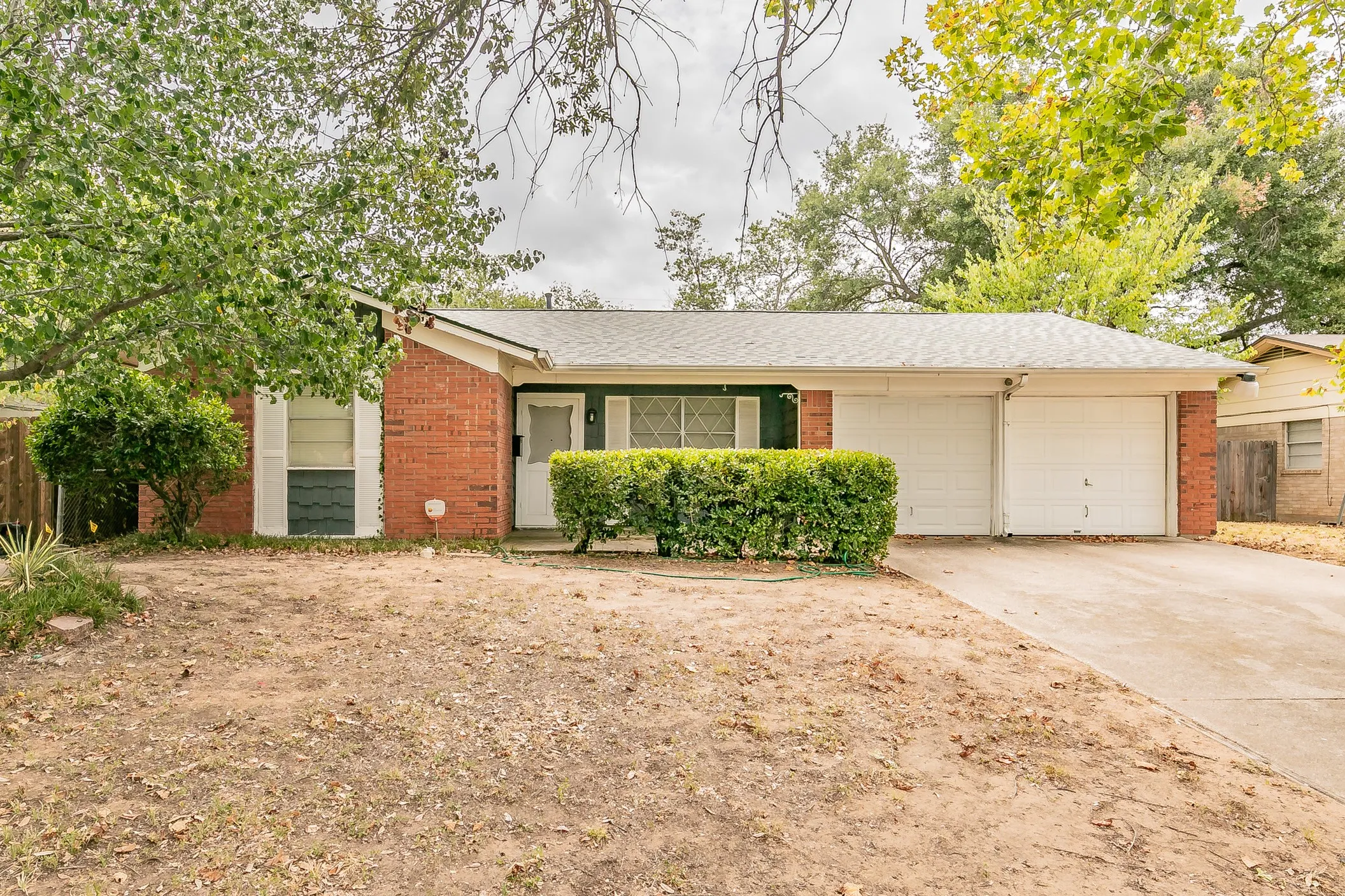 Single Family Residence For Sale in Tarrant County , 7412 Meadowcrest Drive, Fort Worth, Texas 76112, 3 Bedroom, 2 Bathroom, 2 Garage spaces, 1,211 Sqft, built in 1963, mls#21379221, Real Estate Agent in Fort Worth, Homes For Sale in Tarrant county, Homes For Sale in Fort Worth, Realtor in Fort Worth Texas, Real Estate Brokerage Independent Realty Texas, Luminita Cordes Realtor