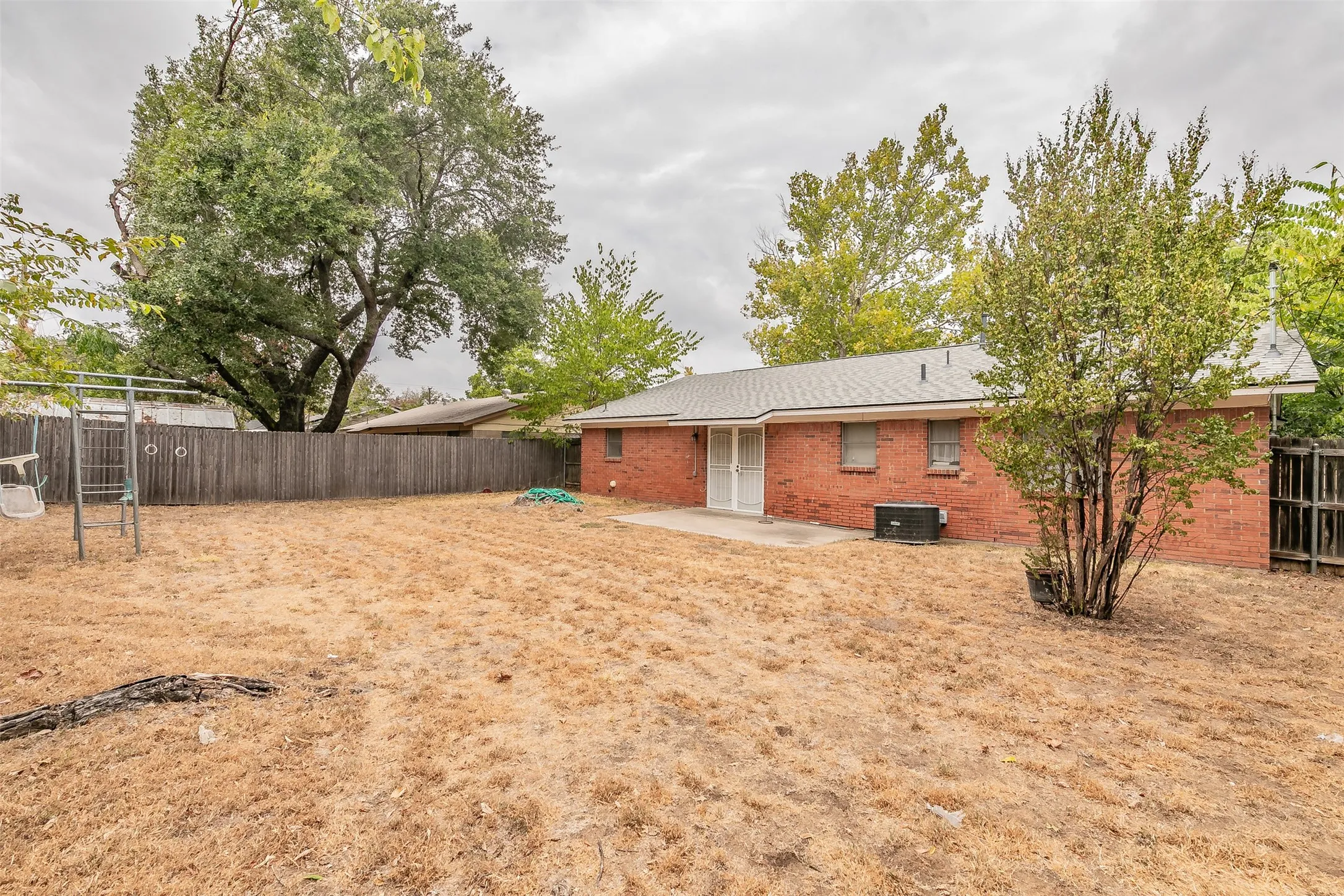 Single Family Residence For Sale in Tarrant County , 7412 Meadowcrest Drive, Fort Worth, Texas 76112, 3 Bedroom, 2 Bathroom, 2 Garage spaces, 1,211 Sqft, built in 1963, mls#21379221, Real Estate Agent in Fort Worth, Homes For Sale in Tarrant county, Homes For Sale in Fort Worth, Realtor in Fort Worth Texas, Real Estate Brokerage Independent Realty Texas, Luminita Cordes Realtor