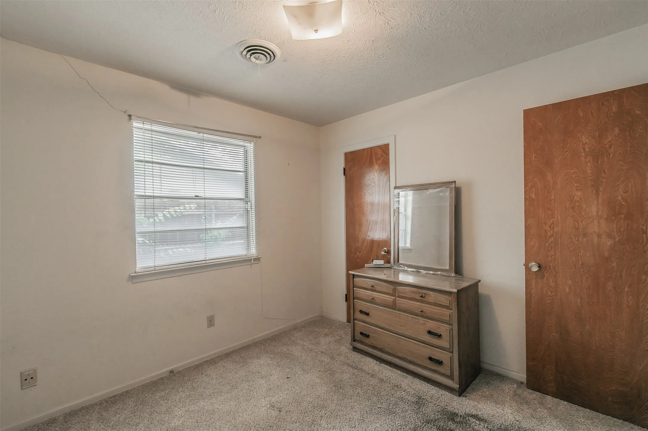Single Family Residence For Sale in Tarrant County , 7412 Meadowcrest Drive, Fort Worth, Texas 76112, 3 Bedroom, 2 Bathroom, 2 Garage spaces, 1,211 Sqft, built in 1963, mls#21379221, Real Estate Agent in Fort Worth, Homes For Sale in Tarrant county, Homes For Sale in Fort Worth, Realtor in Fort Worth Texas, Real Estate Brokerage Independent Realty Texas, Luminita Cordes Realtor