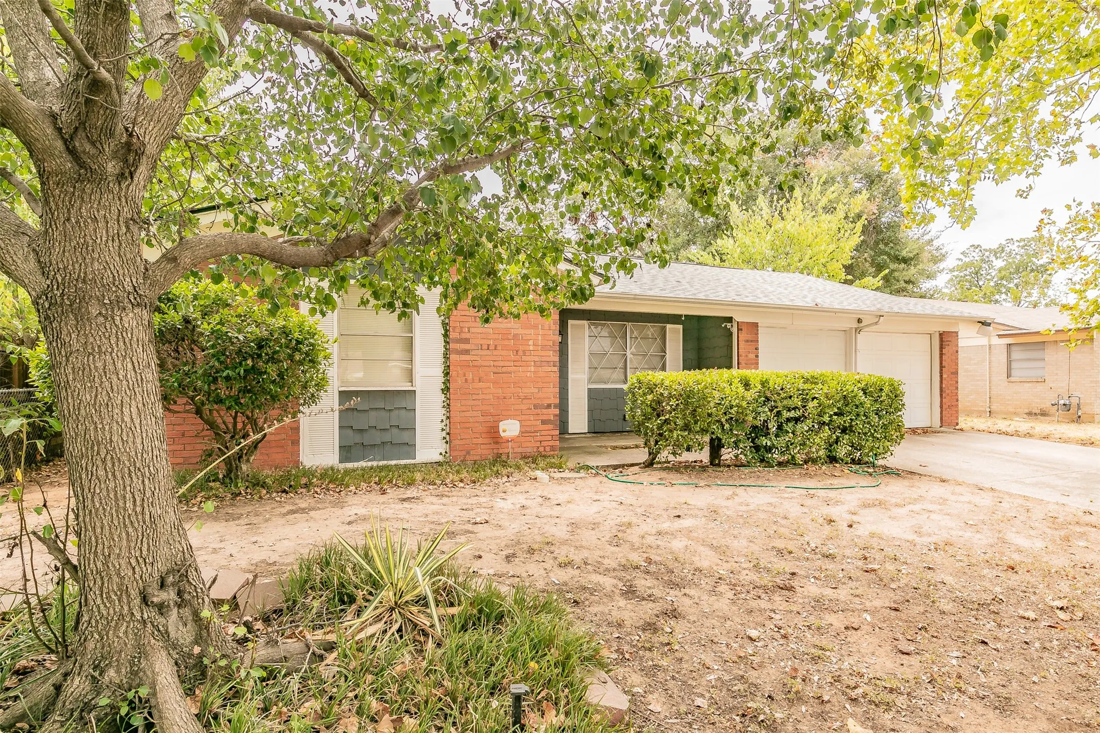 Single Family Residence For Sale in Tarrant County , 7412 Meadowcrest Drive, Fort Worth, Texas 76112, 3 Bedroom, 2 Bathroom, 2 Garage spaces, 1,211 Sqft, built in 1963, mls#21379221, Real Estate Agent in Fort Worth, Homes For Sale in Tarrant county, Homes For Sale in Fort Worth, Realtor in Fort Worth Texas, Real Estate Brokerage Independent Realty Texas, Luminita Cordes Realtor
