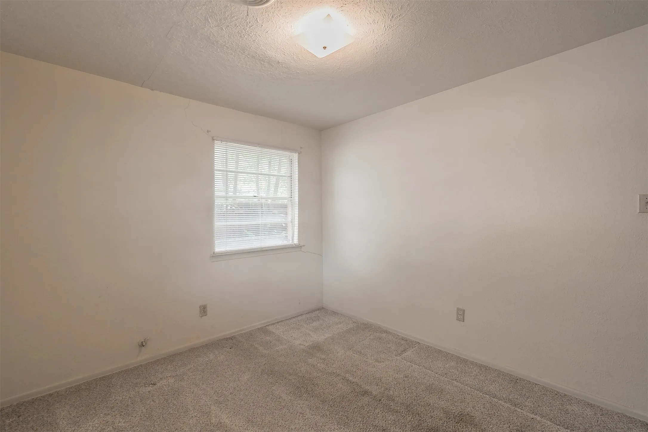 Single Family Residence For Sale in Tarrant County , 7412 Meadowcrest Drive, Fort Worth, Texas 76112, 3 Bedroom, 2 Bathroom, 2 Garage spaces, 1,211 Sqft, built in 1963, mls#21379221, Real Estate Agent in Fort Worth, Homes For Sale in Tarrant county, Homes For Sale in Fort Worth, Realtor in Fort Worth Texas, Real Estate Brokerage Independent Realty Texas, Luminita Cordes Realtor