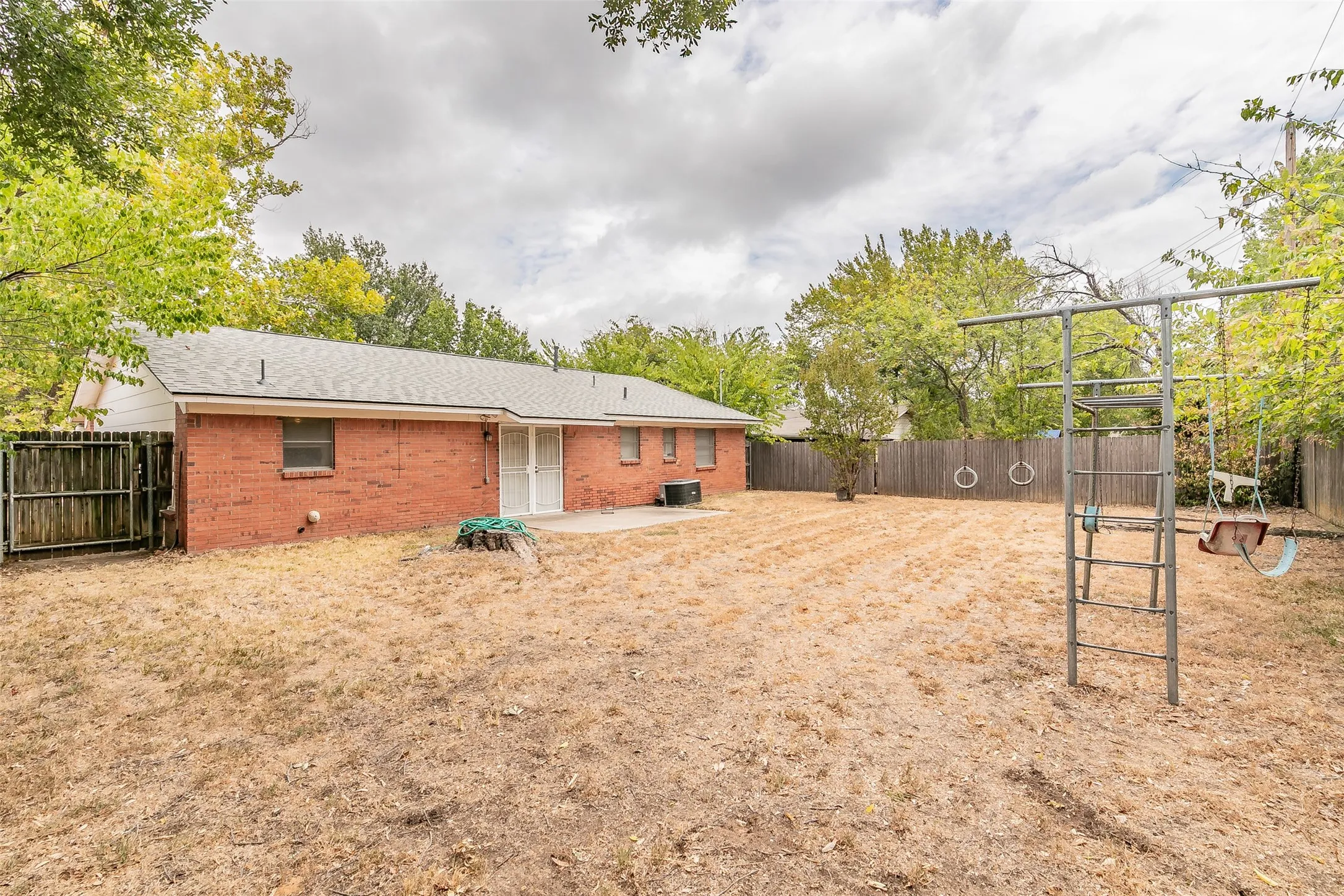 Single Family Residence For Sale in Tarrant County , 7412 Meadowcrest Drive, Fort Worth, Texas 76112, 3 Bedroom, 2 Bathroom, 2 Garage spaces, 1,211 Sqft, built in 1963, mls#21379221, Real Estate Agent in Fort Worth, Homes For Sale in Tarrant county, Homes For Sale in Fort Worth, Realtor in Fort Worth Texas, Real Estate Brokerage Independent Realty Texas, Luminita Cordes Realtor