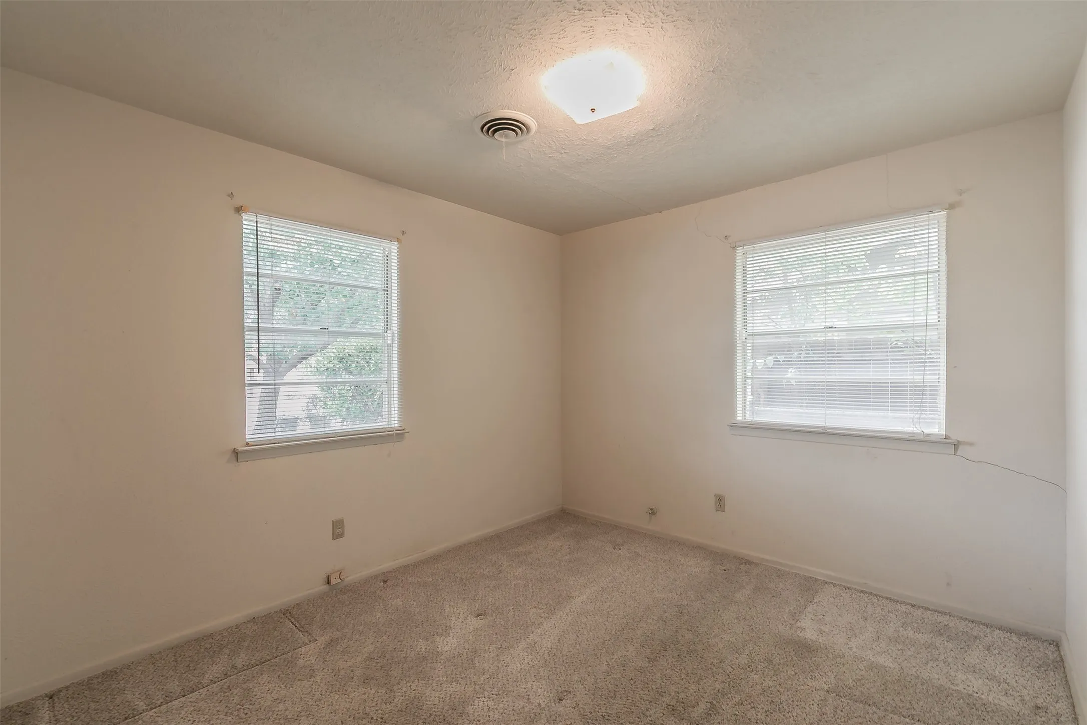 Single Family Residence For Sale in Tarrant County , 7412 Meadowcrest Drive, Fort Worth, Texas 76112, 3 Bedroom, 2 Bathroom, 2 Garage spaces, 1,211 Sqft, built in 1963, mls#21379221, Real Estate Agent in Fort Worth, Homes For Sale in Tarrant county, Homes For Sale in Fort Worth, Realtor in Fort Worth Texas, Real Estate Brokerage Independent Realty Texas, Luminita Cordes Realtor