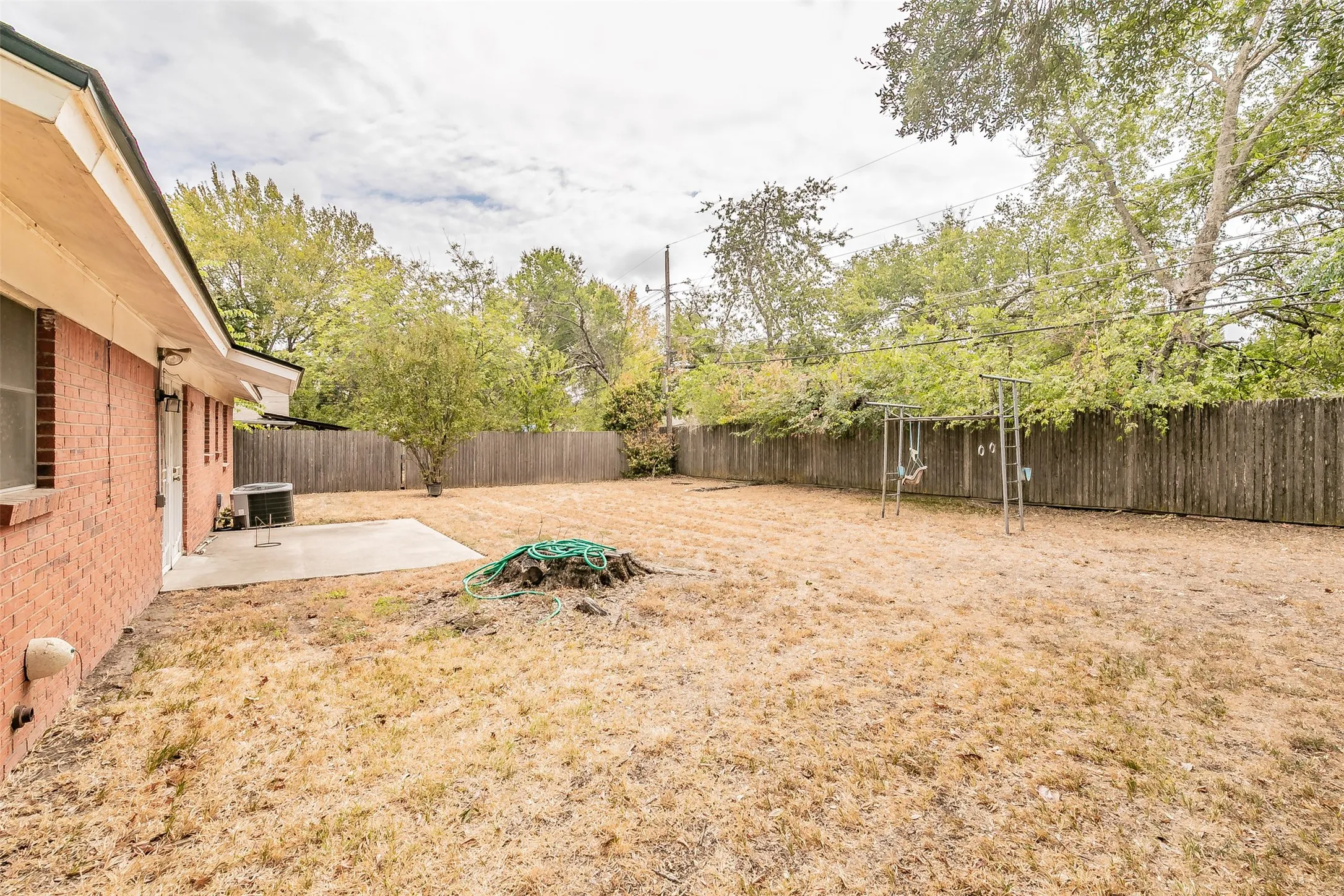 Single Family Residence For Sale in Tarrant County , 7412 Meadowcrest Drive, Fort Worth, Texas 76112, 3 Bedroom, 2 Bathroom, 2 Garage spaces, 1,211 Sqft, built in 1963, mls#21379221, Real Estate Agent in Fort Worth, Homes For Sale in Tarrant county, Homes For Sale in Fort Worth, Realtor in Fort Worth Texas, Real Estate Brokerage Independent Realty Texas, Luminita Cordes Realtor