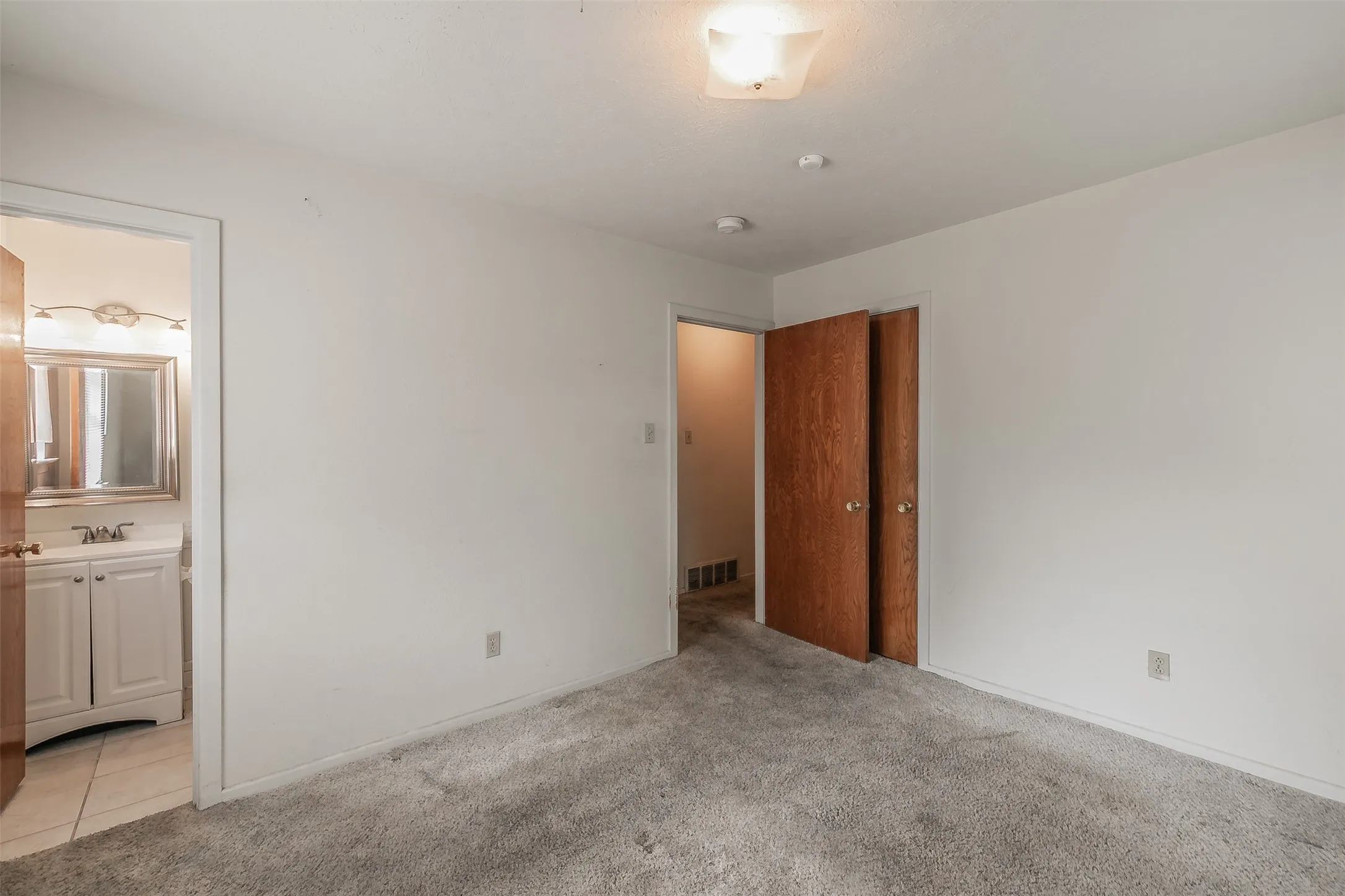 Single Family Residence For Sale in Tarrant County , 7412 Meadowcrest Drive, Fort Worth, Texas 76112, 3 Bedroom, 2 Bathroom, 2 Garage spaces, 1,211 Sqft, built in 1963, mls#21379221, Real Estate Agent in Fort Worth, Homes For Sale in Tarrant county, Homes For Sale in Fort Worth, Realtor in Fort Worth Texas, Real Estate Brokerage Independent Realty Texas, Luminita Cordes Realtor