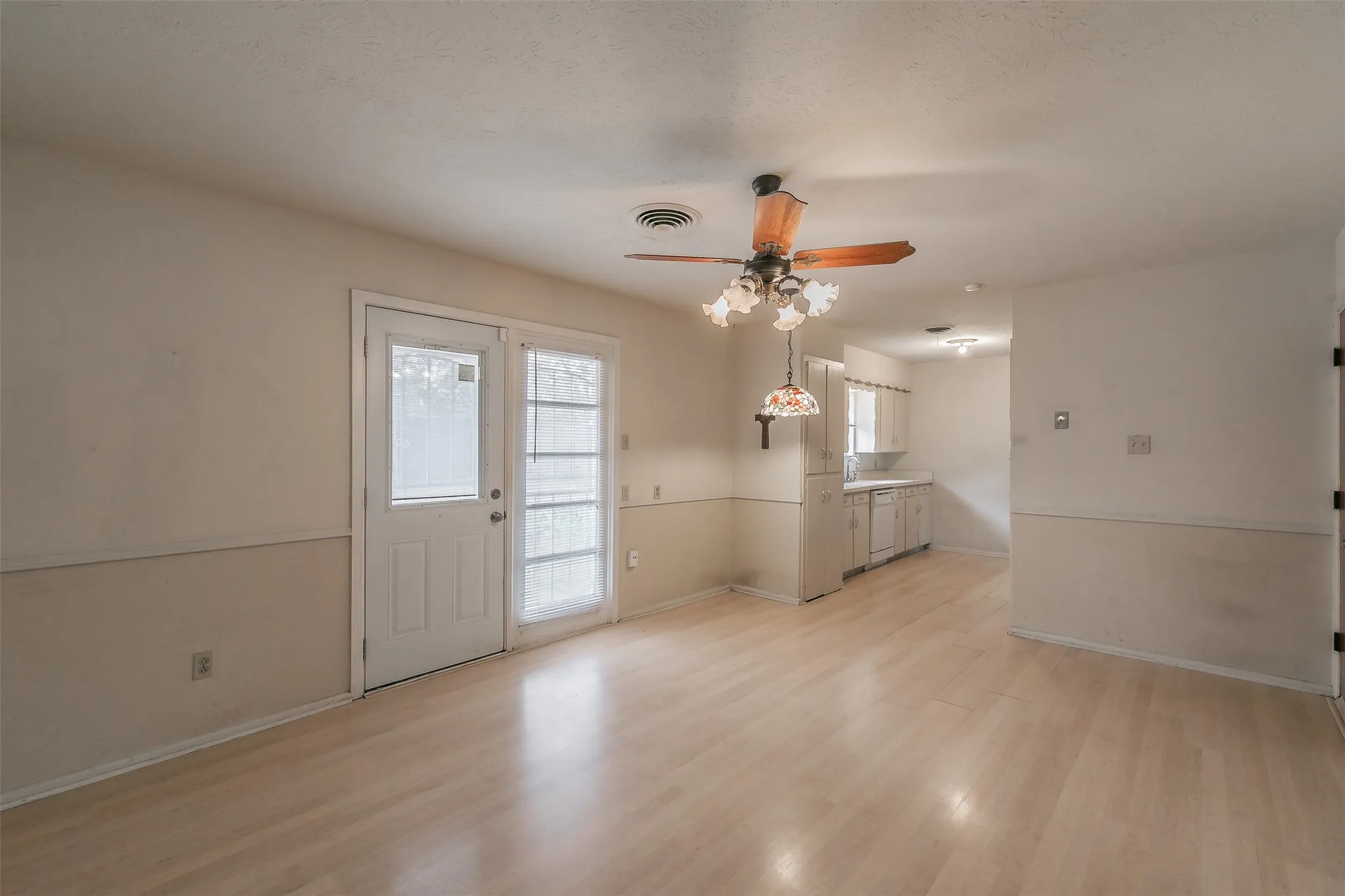 Single Family Residence For Sale in Tarrant County , 7412 Meadowcrest Drive, Fort Worth, Texas 76112, 3 Bedroom, 2 Bathroom, 2 Garage spaces, 1,211 Sqft, built in 1963, mls#21379221, Real Estate Agent in Fort Worth, Homes For Sale in Tarrant county, Homes For Sale in Fort Worth, Realtor in Fort Worth Texas, Real Estate Brokerage Independent Realty Texas, Luminita Cordes Realtor