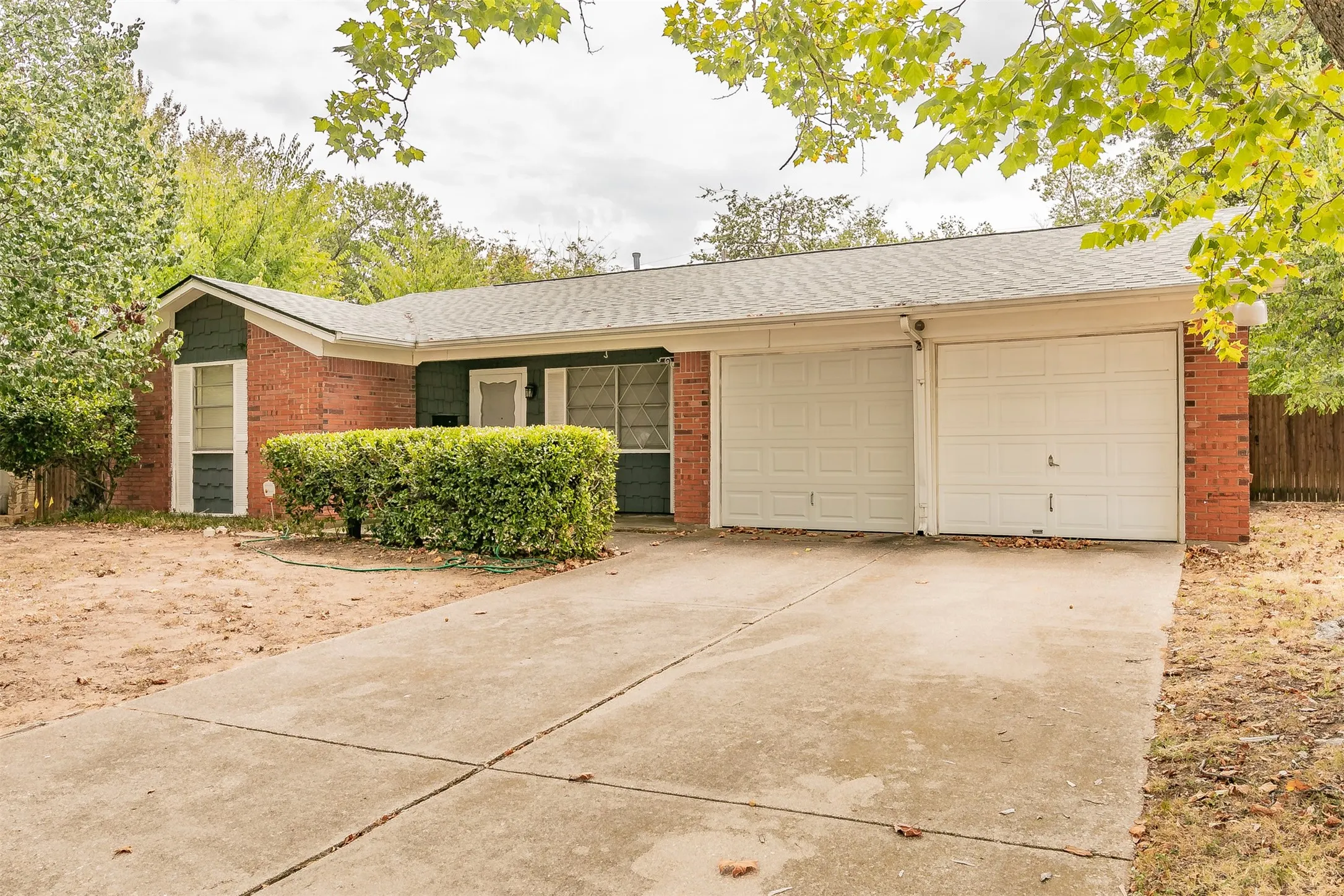 Single Family Residence For Sale in Tarrant County , 7412 Meadowcrest Drive, Fort Worth, Texas 76112, 3 Bedroom, 2 Bathroom, 2 Garage spaces, 1,211 Sqft, built in 1963, mls#21379221, Real Estate Agent in Fort Worth, Homes For Sale in Tarrant county, Homes For Sale in Fort Worth, Realtor in Fort Worth Texas, Real Estate Brokerage Independent Realty Texas, Luminita Cordes Realtor