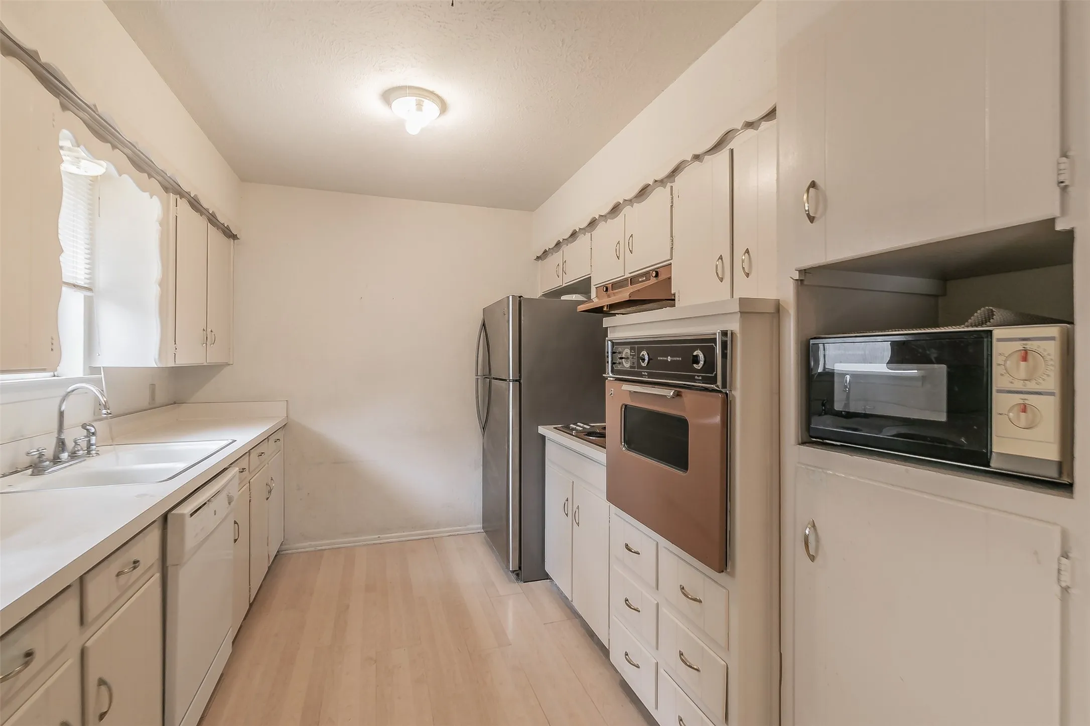 Single Family Residence For Sale in Tarrant County , 7412 Meadowcrest Drive, Fort Worth, Texas 76112, 3 Bedroom, 2 Bathroom, 2 Garage spaces, 1,211 Sqft, built in 1963, mls#21379221, Real Estate Agent in Fort Worth, Homes For Sale in Tarrant county, Homes For Sale in Fort Worth, Realtor in Fort Worth Texas, Real Estate Brokerage Independent Realty Texas, Luminita Cordes Realtor