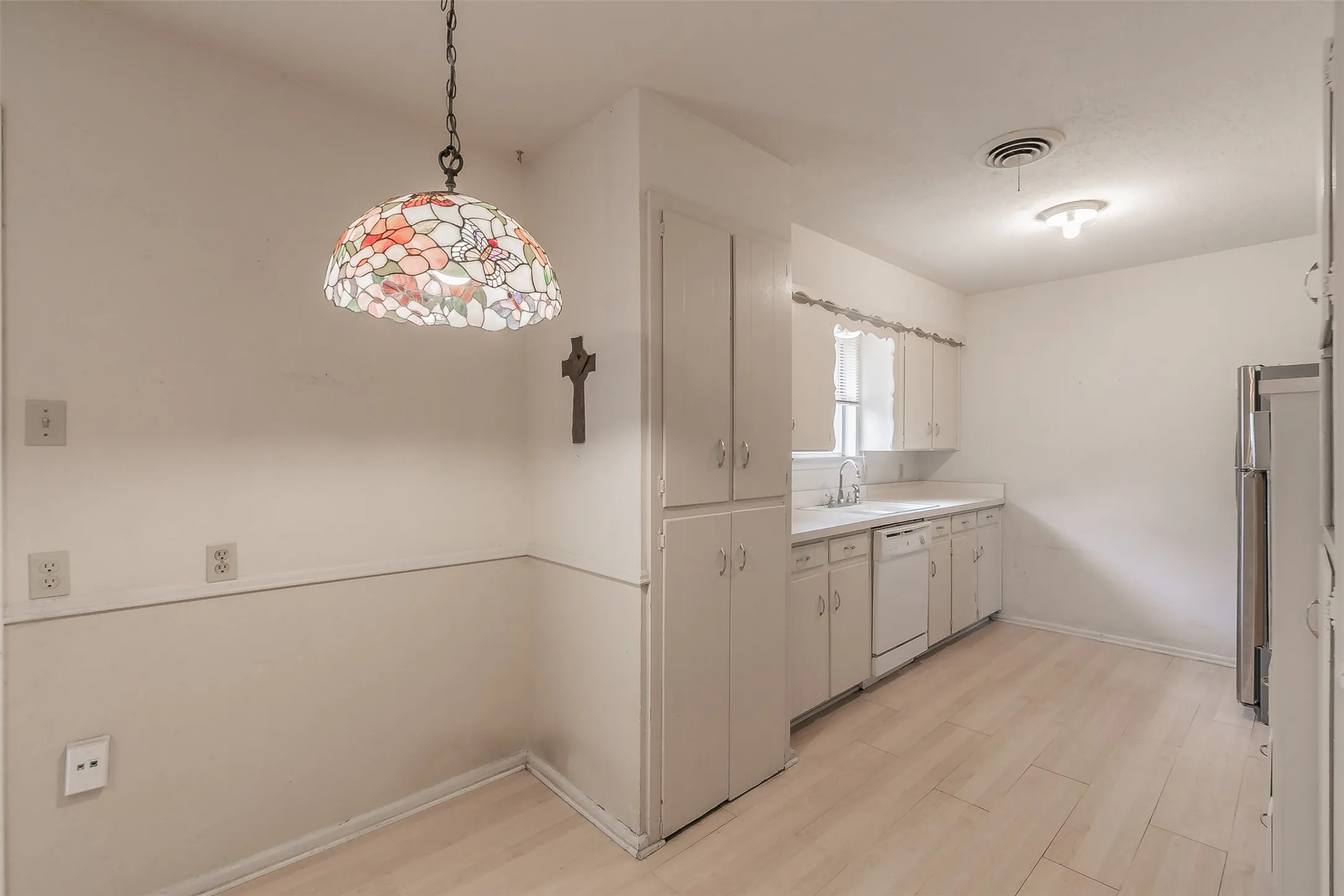 Single Family Residence For Sale in Tarrant County , 7412 Meadowcrest Drive, Fort Worth, Texas 76112, 3 Bedroom, 2 Bathroom, 2 Garage spaces, 1,211 Sqft, built in 1963, mls#21379221, Real Estate Agent in Fort Worth, Homes For Sale in Tarrant county, Homes For Sale in Fort Worth, Realtor in Fort Worth Texas, Real Estate Brokerage Independent Realty Texas, Luminita Cordes Realtor