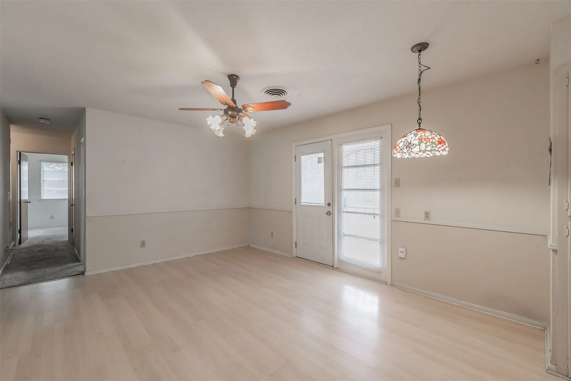Single Family Residence For Sale in Tarrant County , 7412 Meadowcrest Drive, Fort Worth, Texas 76112, 3 Bedroom, 2 Bathroom, 2 Garage spaces, 1,211 Sqft, built in 1963, mls#21379221, Real Estate Agent in Fort Worth, Homes For Sale in Tarrant county, Homes For Sale in Fort Worth, Realtor in Fort Worth Texas, Real Estate Brokerage Independent Realty Texas, Luminita Cordes Realtor