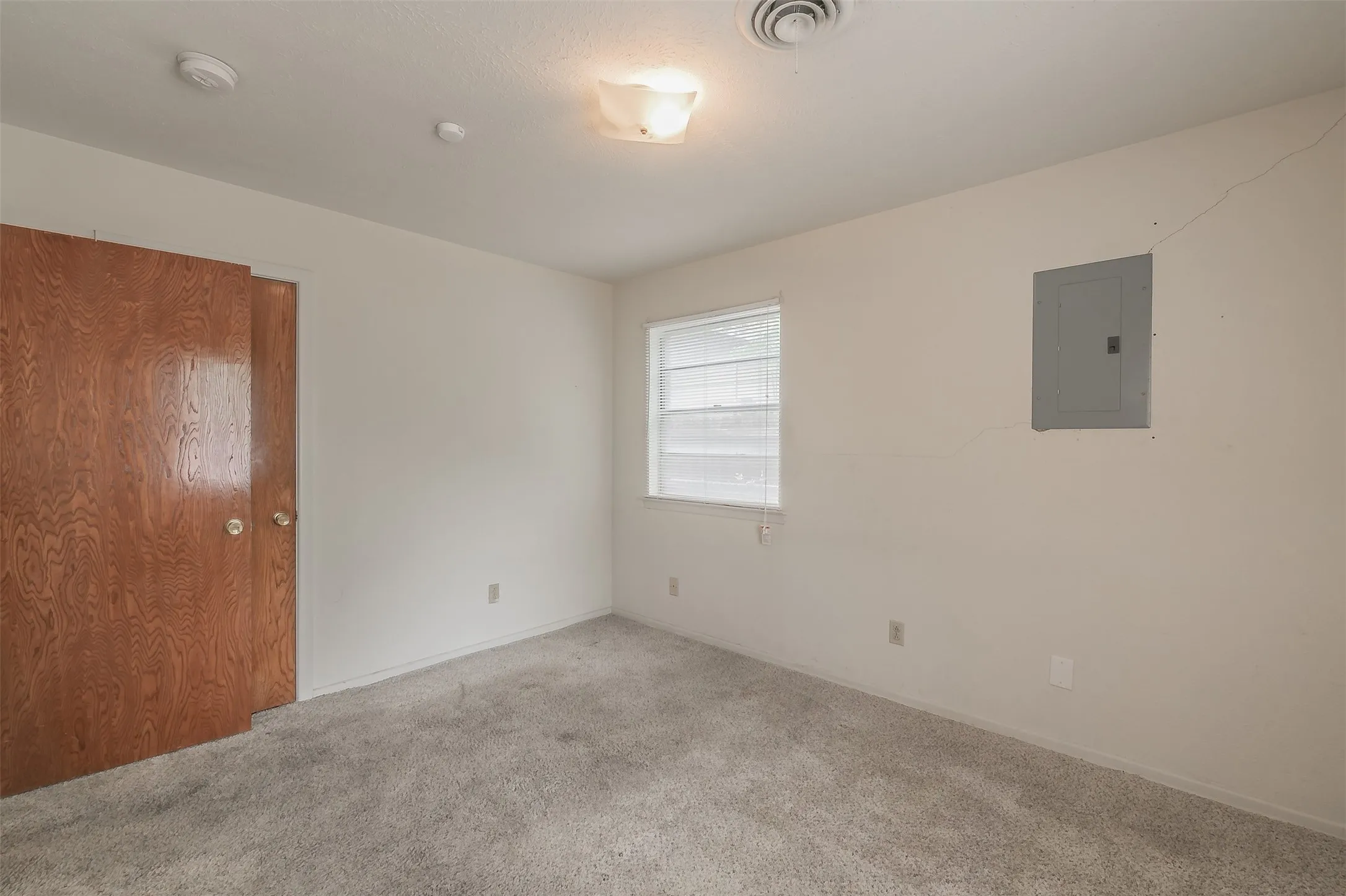 Single Family Residence For Sale in Tarrant County , 7412 Meadowcrest Drive, Fort Worth, Texas 76112, 3 Bedroom, 2 Bathroom, 2 Garage spaces, 1,211 Sqft, built in 1963, mls#21379221, Real Estate Agent in Fort Worth, Homes For Sale in Tarrant county, Homes For Sale in Fort Worth, Realtor in Fort Worth Texas, Real Estate Brokerage Independent Realty Texas, Luminita Cordes Realtor