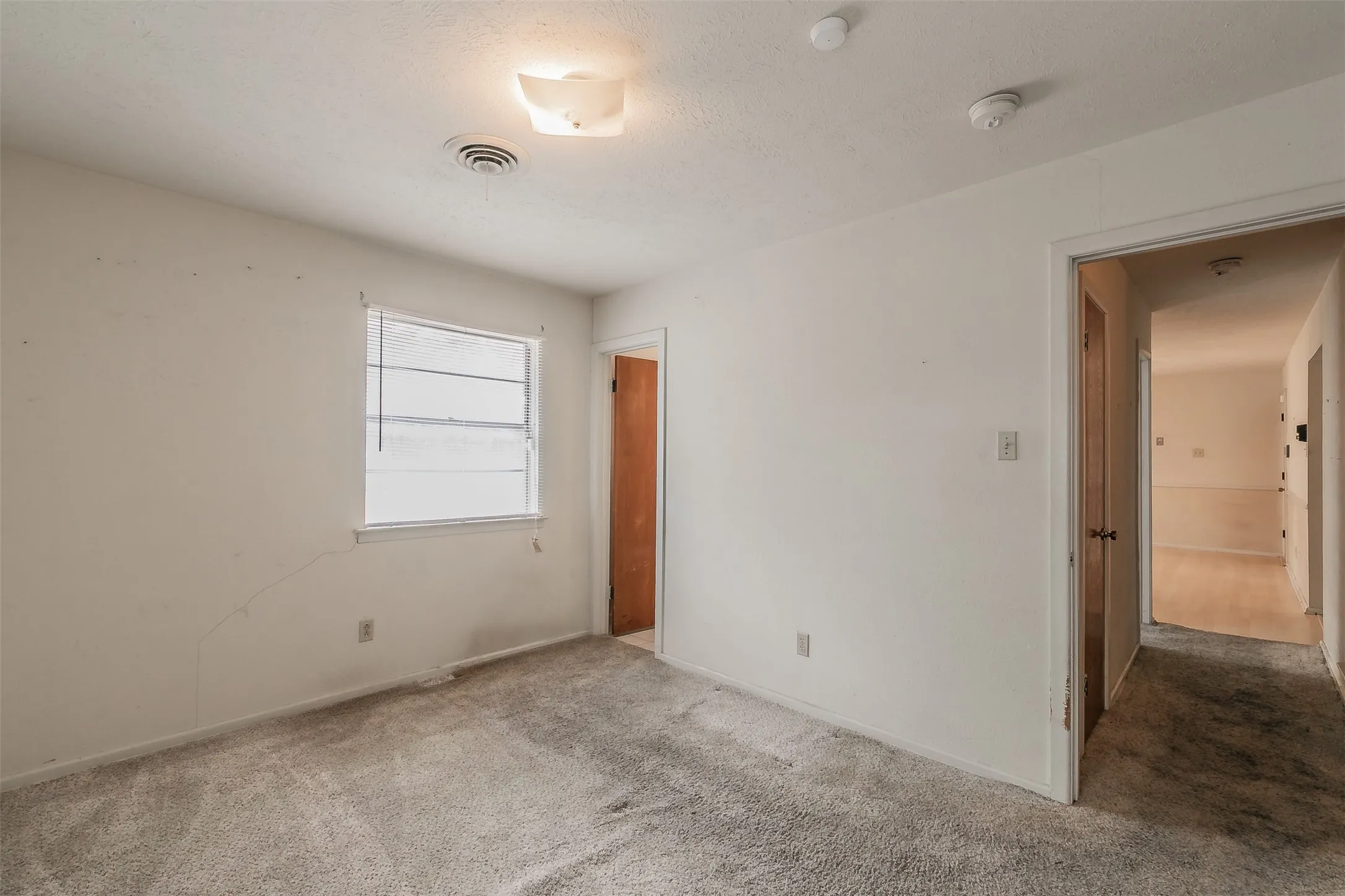 Single Family Residence For Sale in Tarrant County , 7412 Meadowcrest Drive, Fort Worth, Texas 76112, 3 Bedroom, 2 Bathroom, 2 Garage spaces, 1,211 Sqft, built in 1963, mls#21379221, Real Estate Agent in Fort Worth, Homes For Sale in Tarrant county, Homes For Sale in Fort Worth, Realtor in Fort Worth Texas, Real Estate Brokerage Independent Realty Texas, Luminita Cordes Realtor
