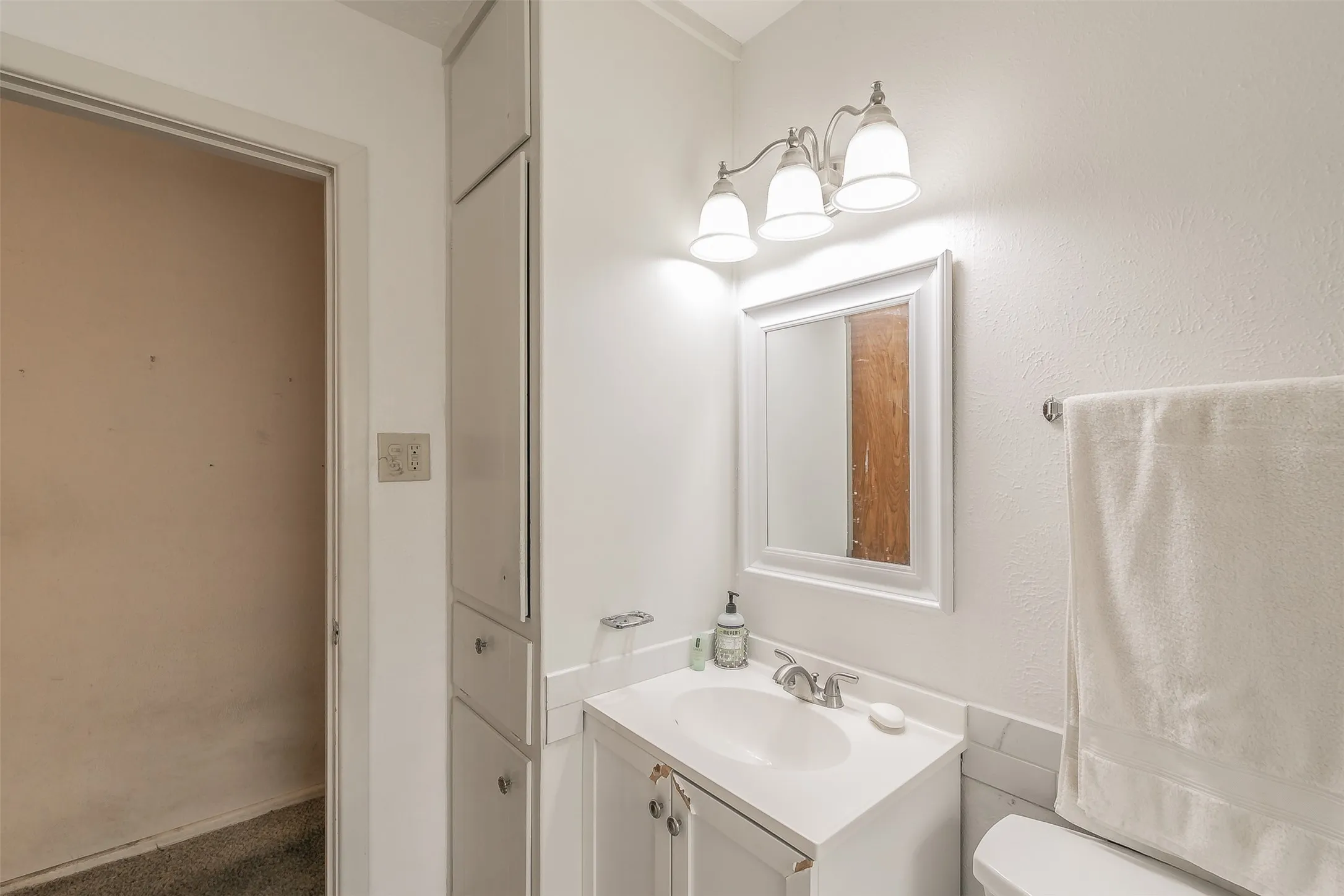 Single Family Residence For Sale in Tarrant County , 7412 Meadowcrest Drive, Fort Worth, Texas 76112, 3 Bedroom, 2 Bathroom, 2 Garage spaces, 1,211 Sqft, built in 1963, mls#21379221, Real Estate Agent in Fort Worth, Homes For Sale in Tarrant county, Homes For Sale in Fort Worth, Realtor in Fort Worth Texas, Real Estate Brokerage Independent Realty Texas, Luminita Cordes Realtor