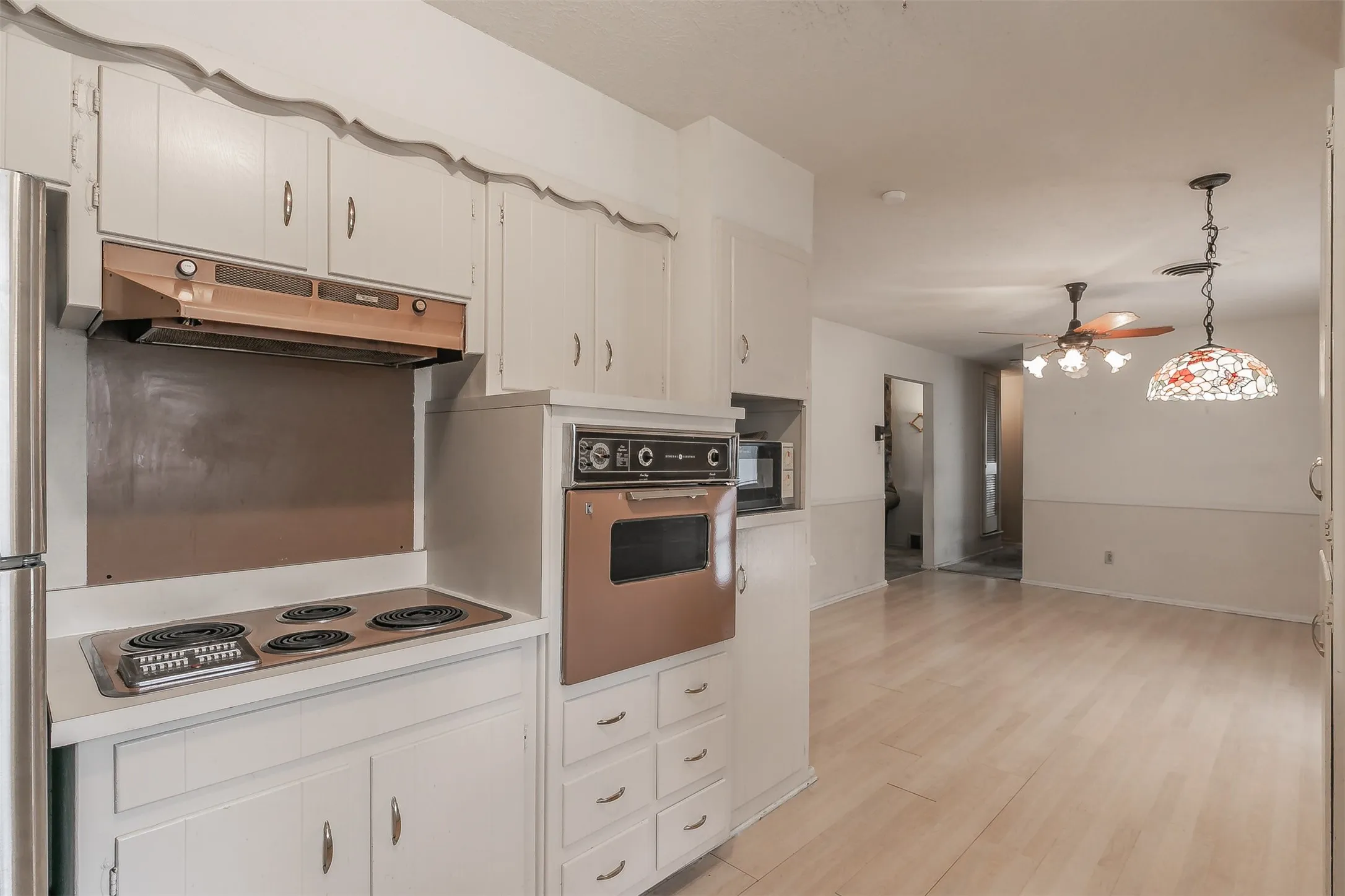 Single Family Residence For Sale in Tarrant County , 7412 Meadowcrest Drive, Fort Worth, Texas 76112, 3 Bedroom, 2 Bathroom, 2 Garage spaces, 1,211 Sqft, built in 1963, mls#21379221, Real Estate Agent in Fort Worth, Homes For Sale in Tarrant county, Homes For Sale in Fort Worth, Realtor in Fort Worth Texas, Real Estate Brokerage Independent Realty Texas, Luminita Cordes Realtor