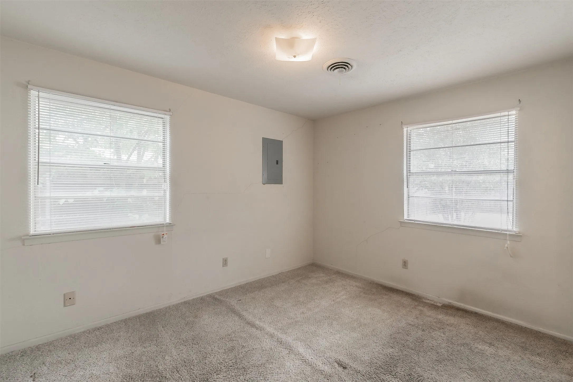 Single Family Residence For Sale in Tarrant County , 7412 Meadowcrest Drive, Fort Worth, Texas 76112, 3 Bedroom, 2 Bathroom, 2 Garage spaces, 1,211 Sqft, built in 1963, mls#21379221, Real Estate Agent in Fort Worth, Homes For Sale in Tarrant county, Homes For Sale in Fort Worth, Realtor in Fort Worth Texas, Real Estate Brokerage Independent Realty Texas, Luminita Cordes Realtor