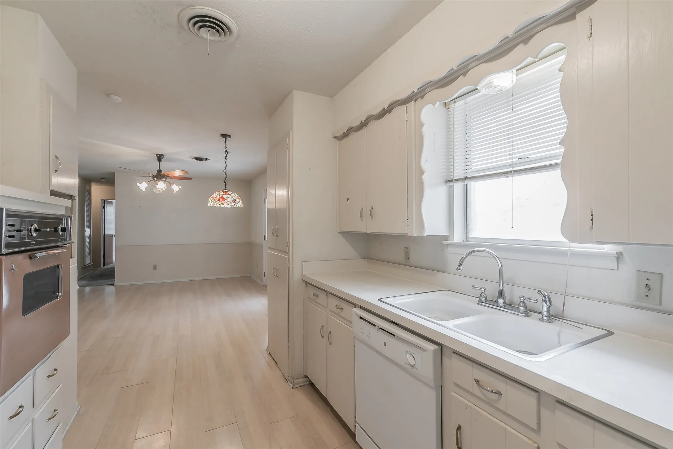 Single Family Residence For Sale in Tarrant County , 7412 Meadowcrest Drive, Fort Worth, Texas 76112, 3 Bedroom, 2 Bathroom, 2 Garage spaces, 1,211 Sqft, built in 1963, mls#21379221, Real Estate Agent in Fort Worth, Homes For Sale in Tarrant county, Homes For Sale in Fort Worth, Realtor in Fort Worth Texas, Real Estate Brokerage Independent Realty Texas, Luminita Cordes Realtor