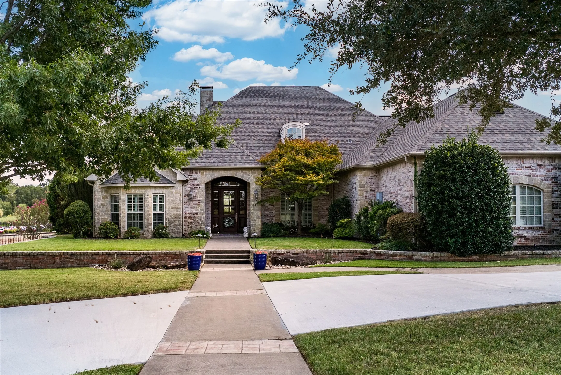 Single Family Residence For Sale in Henderson County , 229 Lakeside Drive, Malakoff, Texas 75148, 5 Bedroom, 4 Bathroom, 3 Garage spaces, 3,928 Sqft, built in 2008, mls#21378569, Real Estate Agent in Malakoff, Homes For Sale in Henderson county, Homes For Sale in Malakoff, Realtor in Malakoff Texas, Real Estate Brokerage Independent Realty Texas, Luminita Cordes Realtor