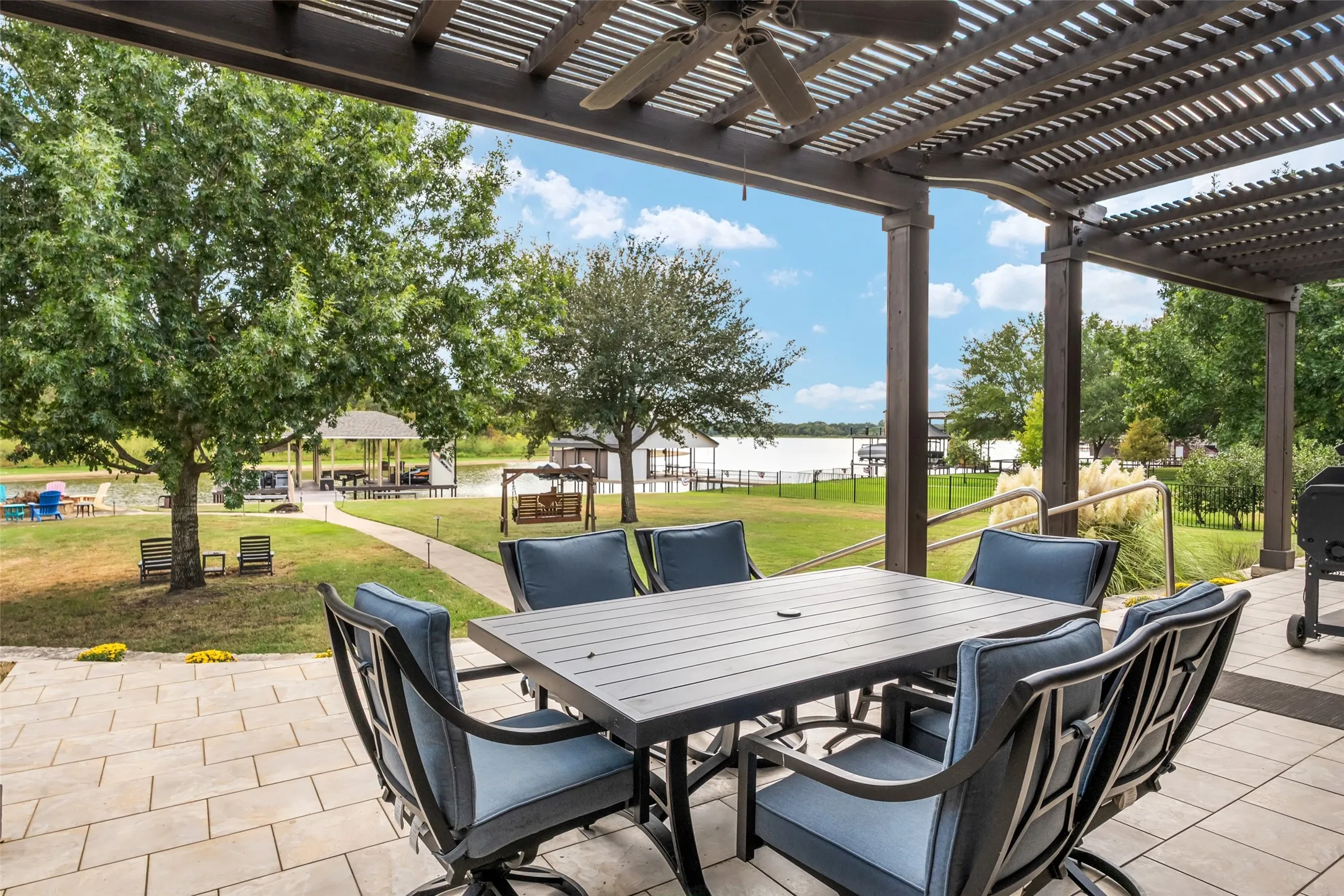 Single Family Residence For Sale in Henderson County , 229 Lakeside Drive, Malakoff, Texas 75148, 5 Bedroom, 4 Bathroom, 3 Garage spaces, 3,928 Sqft, built in 2008, mls#21378569, Real Estate Agent in Malakoff, Homes For Sale in Henderson county, Homes For Sale in Malakoff, Realtor in Malakoff Texas, Real Estate Brokerage Independent Realty Texas, Luminita Cordes Realtor