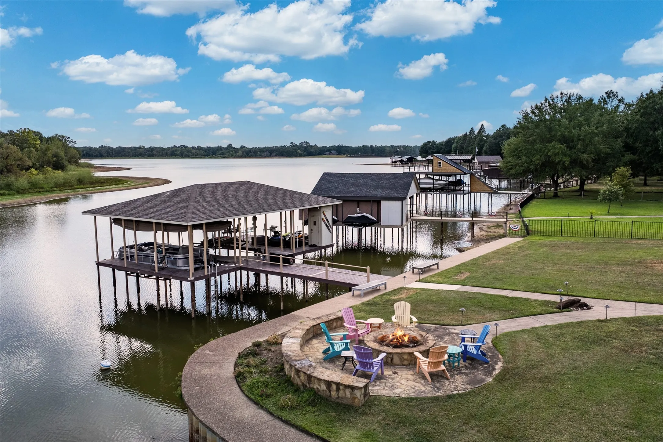 Single Family Residence For Sale in Henderson County , 229 Lakeside Drive, Malakoff, Texas 75148, 5 Bedroom, 4 Bathroom, 3 Garage spaces, 3,928 Sqft, built in 2008, mls#21378569, Real Estate Agent in Malakoff, Homes For Sale in Henderson county, Homes For Sale in Malakoff, Realtor in Malakoff Texas, Real Estate Brokerage Independent Realty Texas, Luminita Cordes Realtor
