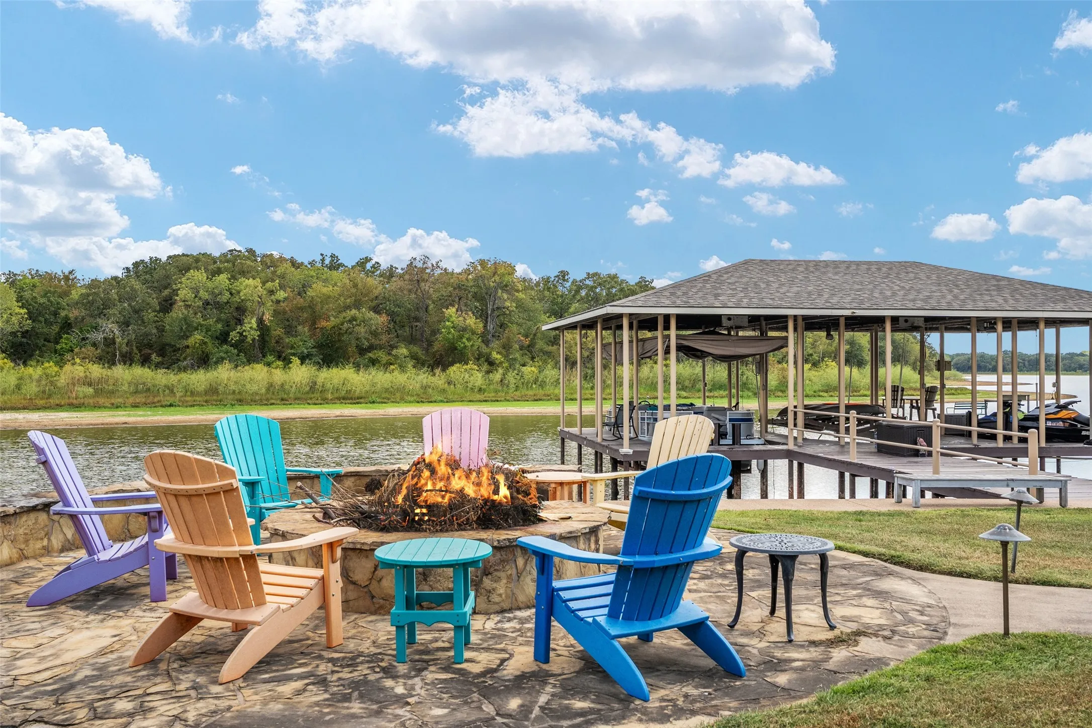 Single Family Residence For Sale in Henderson County , 229 Lakeside Drive, Malakoff, Texas 75148, 5 Bedroom, 4 Bathroom, 3 Garage spaces, 3,928 Sqft, built in 2008, mls#21378569, Real Estate Agent in Malakoff, Homes For Sale in Henderson county, Homes For Sale in Malakoff, Realtor in Malakoff Texas, Real Estate Brokerage Independent Realty Texas, Luminita Cordes Realtor