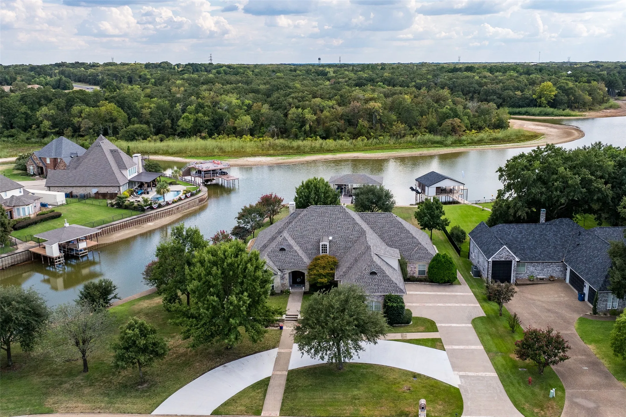 Single Family Residence For Sale in Henderson County , 229 Lakeside Drive, Malakoff, Texas 75148, 5 Bedroom, 4 Bathroom, 3 Garage spaces, 3,928 Sqft, built in 2008, mls#21378569, Real Estate Agent in Malakoff, Homes For Sale in Henderson county, Homes For Sale in Malakoff, Realtor in Malakoff Texas, Real Estate Brokerage Independent Realty Texas, Luminita Cordes Realtor