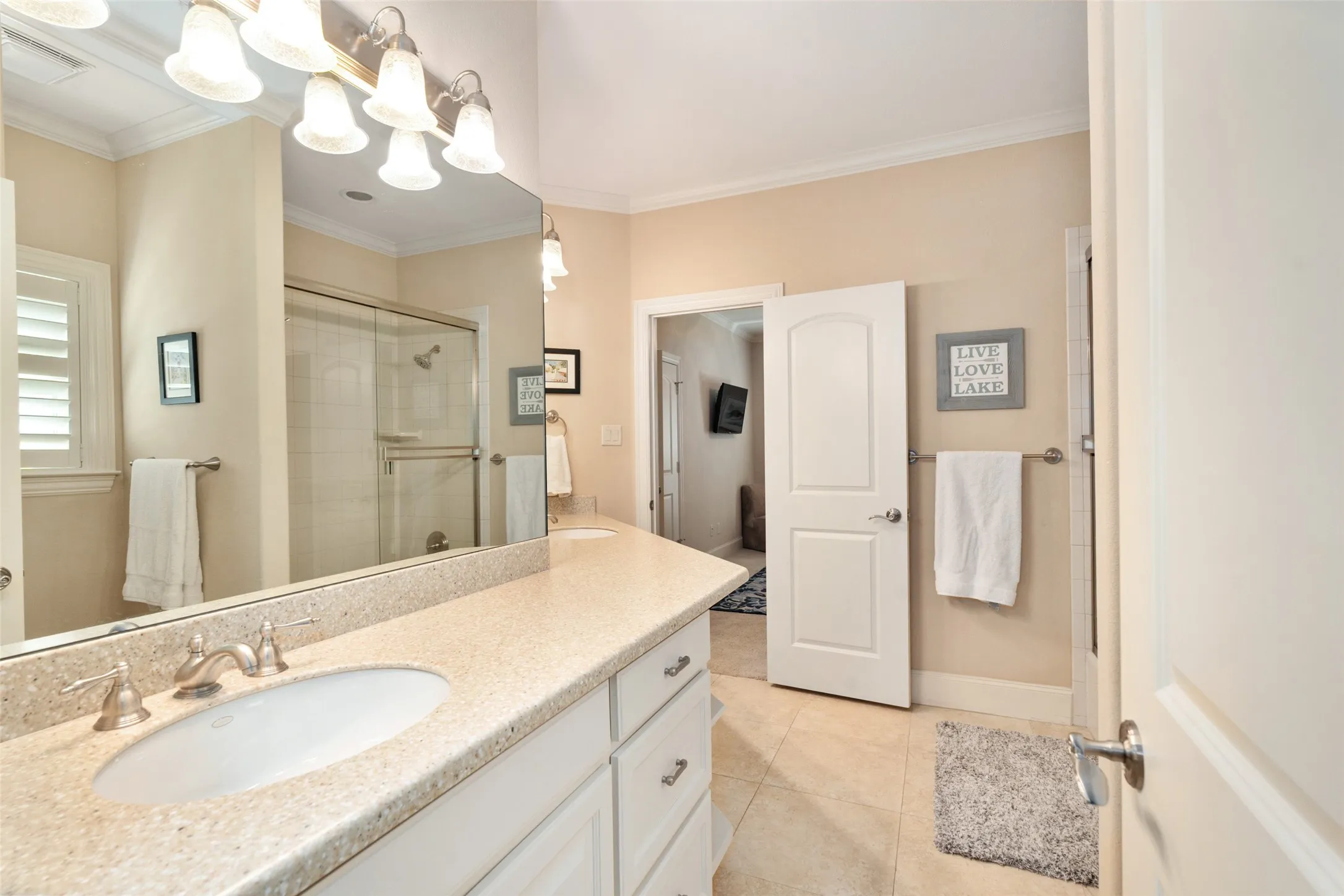 Single Family Residence For Sale in Henderson County , 229 Lakeside Drive, Malakoff, Texas 75148, 5 Bedroom, 4 Bathroom, 3 Garage spaces, 3,928 Sqft, built in 2008, mls#21378569, Real Estate Agent in Malakoff, Homes For Sale in Henderson county, Homes For Sale in Malakoff, Realtor in Malakoff Texas, Real Estate Brokerage Independent Realty Texas, Luminita Cordes Realtor