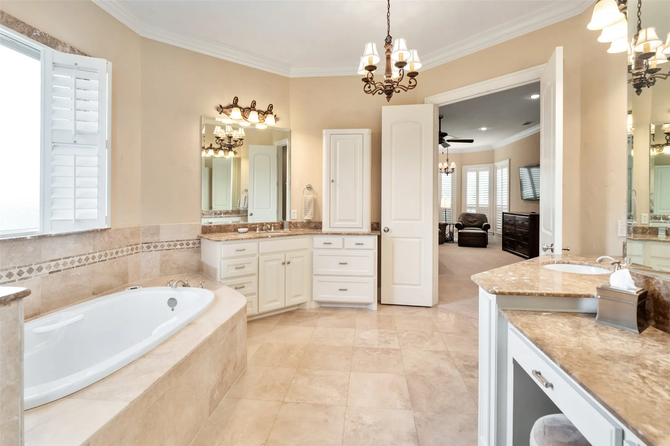 Single Family Residence For Sale in Henderson County , 229 Lakeside Drive, Malakoff, Texas 75148, 5 Bedroom, 4 Bathroom, 3 Garage spaces, 3,928 Sqft, built in 2008, mls#21378569, Real Estate Agent in Malakoff, Homes For Sale in Henderson county, Homes For Sale in Malakoff, Realtor in Malakoff Texas, Real Estate Brokerage Independent Realty Texas, Luminita Cordes Realtor