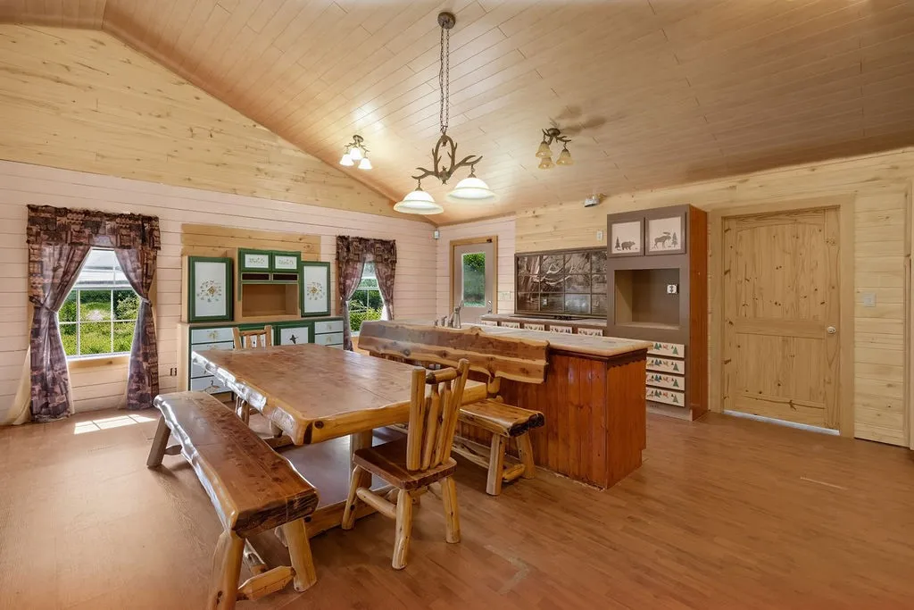 Single Family Residence For Sale in Upshur County , 11668 FM 2454, Pittsburg, Texas 75686, 4 Bedroom, 4 Bathroom, 2 Garage spaces, 2,826 Sqft, built in 2005, mls#21379231, Real Estate Agent in Pittsburg, Homes For Sale in Upshur county, Homes For Sale in Pittsburg, Realtor in Pittsburg Texas, Real Estate Brokerage Independent Realty Texas, Luminita Cordes Realtor