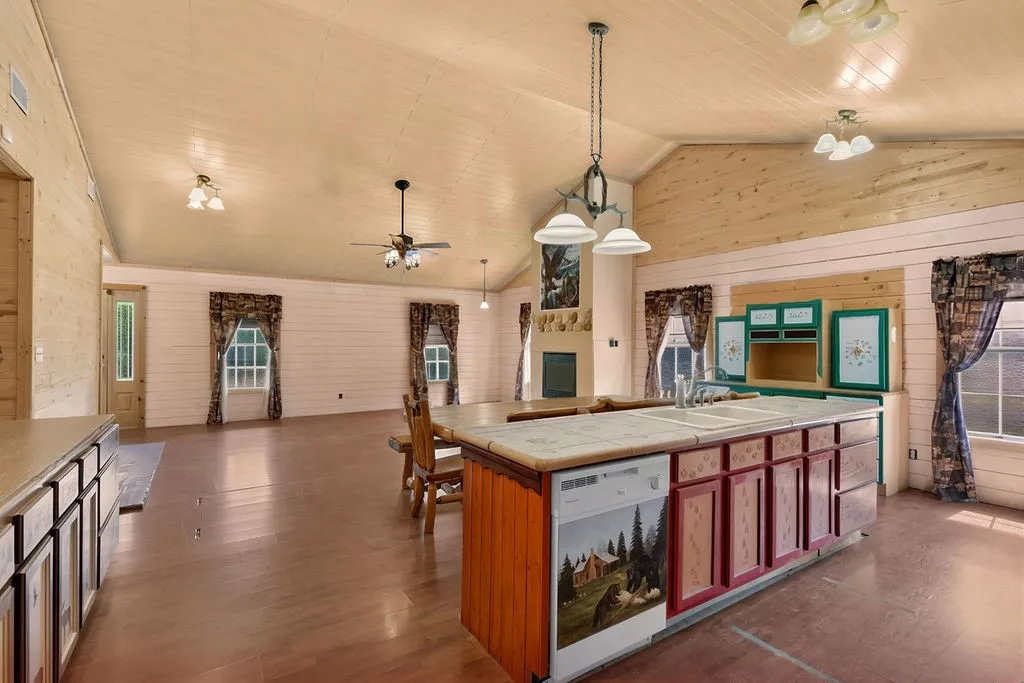 Single Family Residence For Sale in Upshur County , 11668 FM 2454, Pittsburg, Texas 75686, 4 Bedroom, 4 Bathroom, 2 Garage spaces, 2,826 Sqft, built in 2005, mls#21379231, Real Estate Agent in Pittsburg, Homes For Sale in Upshur county, Homes For Sale in Pittsburg, Realtor in Pittsburg Texas, Real Estate Brokerage Independent Realty Texas, Luminita Cordes Realtor
