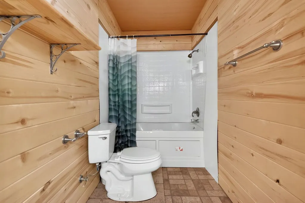 Single Family Residence For Sale in Upshur County , 11668 FM 2454, Pittsburg, Texas 75686, 4 Bedroom, 4 Bathroom, 2 Garage spaces, 2,826 Sqft, built in 2005, mls#21379231, Real Estate Agent in Pittsburg, Homes For Sale in Upshur county, Homes For Sale in Pittsburg, Realtor in Pittsburg Texas, Real Estate Brokerage Independent Realty Texas, Luminita Cordes Realtor