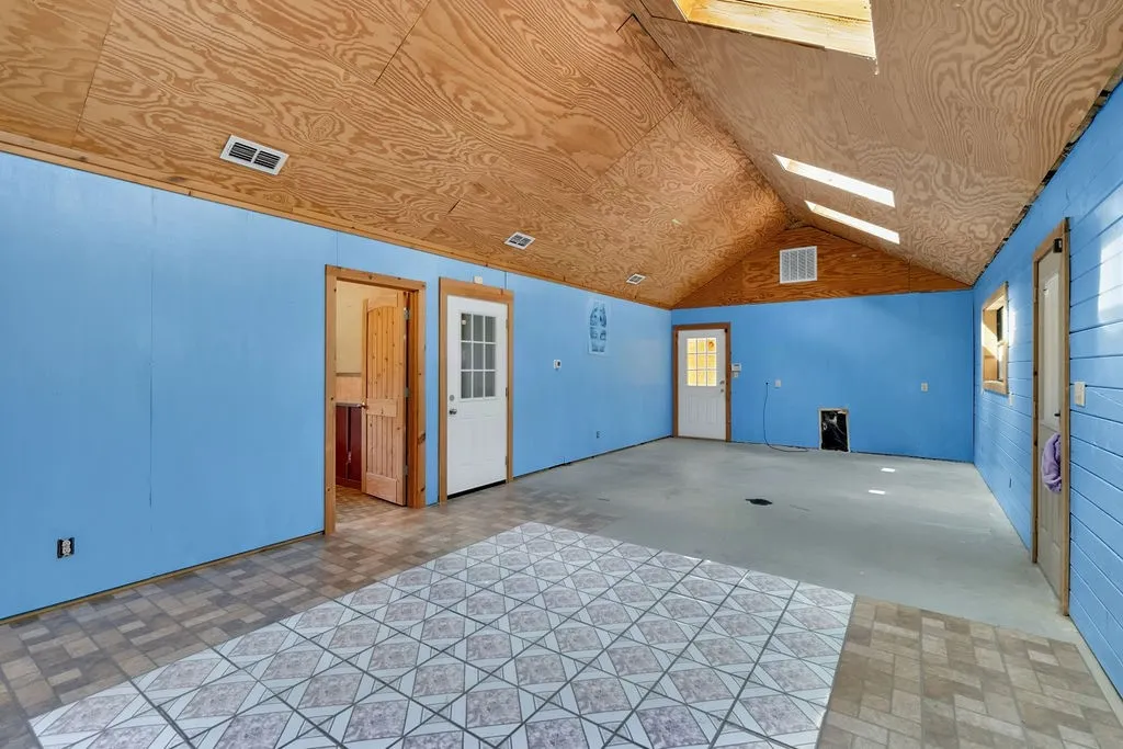 Single Family Residence For Sale in Upshur County , 11668 FM 2454, Pittsburg, Texas 75686, 4 Bedroom, 4 Bathroom, 2 Garage spaces, 2,826 Sqft, built in 2005, mls#21379231, Real Estate Agent in Pittsburg, Homes For Sale in Upshur county, Homes For Sale in Pittsburg, Realtor in Pittsburg Texas, Real Estate Brokerage Independent Realty Texas, Luminita Cordes Realtor