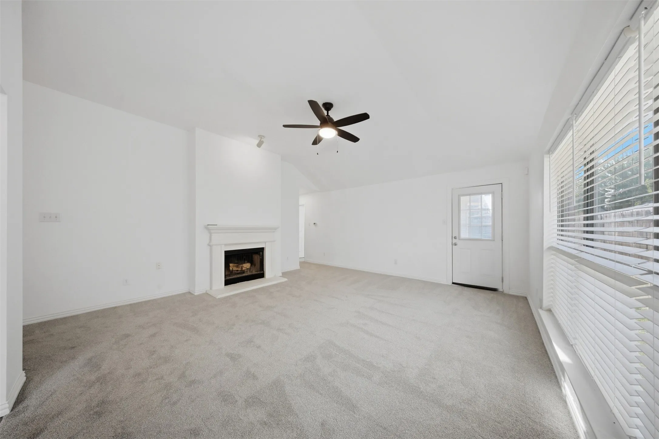 Single Family Residence For Sale in Dallas County , 737 Nelson Drive, Cedar Hill, Texas 75104, 4 Bedroom, 2 Bathroom, 2 Garage spaces, 1,785 Sqft, built in 1998, mls#21379204, Real Estate Agent in Cedar Hill, Homes For Sale in Dallas county, Homes For Sale in Cedar Hill, Realtor in Cedar Hill Texas, Real Estate Brokerage Independent Realty Texas, Luminita Cordes Realtor